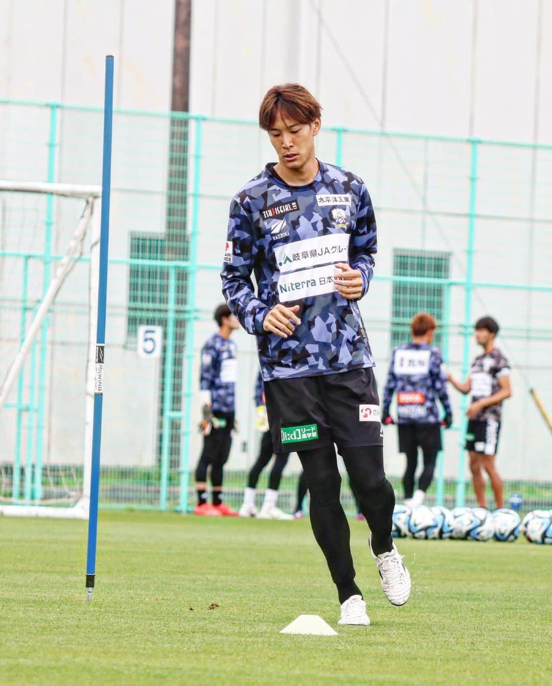 ＦＣ岐阜さんのインスタグラム写真 - (ＦＣ岐阜Instagram)「. 【沼津戦まであと❷日🍀】 6.9(Fri)  TRAINING PHOTO📸  #fcgifu #FC岐阜 #MOVEYOURHEART #松本歩夢 #藤岡浩介 #川上竜 #久保田和音 #藤谷匠 #村田透馬 #遠藤元一 #浮田健誠 #田口裕也 #羽田一平」6月9日 14時41分 - fcgifu