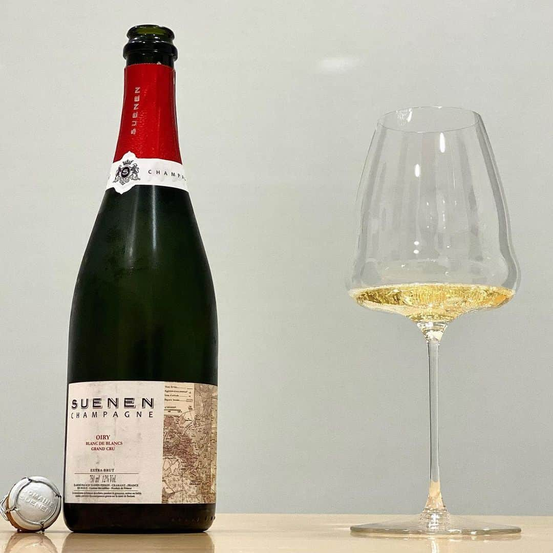 エンリケ・ソラ・クレメンテのインスタグラム：「La cuvée de anoche fue Champagne Suenen Oiry Blanc de Blancs Grand Cru. Chardonnay que proviene del municipio de Oiry, en la Côte des Blancs, de viñedos de 43 años de media y de suelos limosos y arcillosos sobre piedra caliza. Vino base de la añada 2015 (que se cría 9 meses con sus lías) y vinos de reserva de las añadas 2013 y 2014. Crianza en botella de unos 33 meses. Mineral, salino y complejo. Assemblage: 2015, 2014, 2013. Tirage: 18/07/2016 Dégorgement: 24/04/2019 Dosage: 2 g/L Degustado en Riedel WineWings Champagne Wine Glass. Aurélien Suenen ha estado a cargo de las explotaciones de champagne de su familia desde 2009. Desde entonces, se ha centrado en la calidad más que en la cantidad en su cultivo, buscando la descripción más precisa de sus viñedos. Descrito como uno de los jóvenes vignerons de Champagne más emocionantes de los últimos 15 años, la producción extremadamente limitada y la calidad excepcional de Aurélien lo están viendo ascender rápidamente en las filas de las cuvées más buscadas de Champagne. Posee 5 hectáreas de viñedo, repartidas en 17 parcelas: 3 hectáreas están en la Côte des Blancs, en los municipios de Cramant, Chouilly y Oiry, y 2 en el Massif de St-Thierry, plantadas con Pinot Noir y Meunier. Su trabajo en la viña es en gran parte ecológico, con algunas pruebas en biodinámica, pero prefiere explorar su propio camino en lugar de adherirse a sistemas predeterminados. En esto está fuertemente influenciado por su amigo y mentor Pascal Agrapart. Hay mucho que admirar en sus cuvées y la ética de Aurélien Suenen.  ———————————————  #wine #winelover #winetasting #winetime #winery #winestagram #redwine #wineoclock #foodandwine #instawine #winelife #wineporn #whitewine #winenight #champagne #winenot #winetour #sommelier #vin #🍷 #vino #vinho #wein #cheers #vineyard #champagnesuenen #oiryblancdeblancs #riedel #aureliensuenen」