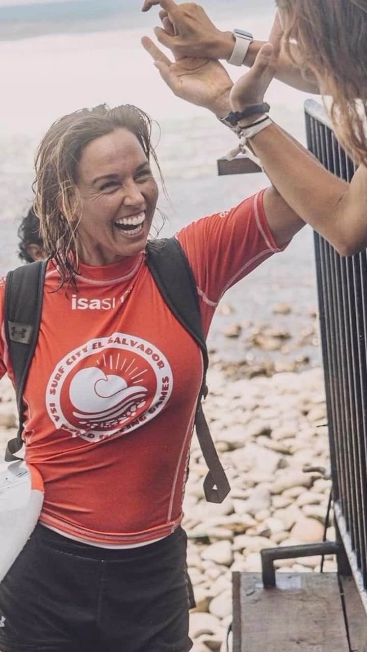 サリー・フィッツギボンズのインスタグラム：「Plugging into the #ISAWorldSurfingGames Stoke and Energy generator this week 🤙🏼💫 Connecting with our global surf community through our love of the ocean. So proud to give it my all alongside my teammates the mighty @theirukandjis it was a stingin good time 🪼🇦🇺🔥🙏🏼 @sophie__mcculloch @ellieharrisonnnnn @ryancallinan @liamobr_ @ethan_ewing @katewilcomes @bededurbo @bottle82 @downsouthphysio @theais_  ————- @isasurfing  @surfingaus  Muchas Gracias @surfcity 🙏🏼」