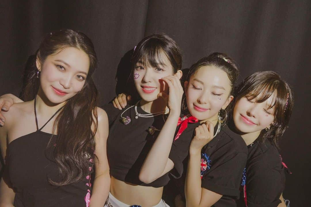 Red Velvetさんのインスタグラム写真 - (Red VelvetInstagram)「Red Velvet 4th Concert R to V in LONDON  #RedVelvet #레드벨벳 #RtoV #RedVelvet4thConcert_RtoV_in_LONDON」6月9日 14時41分 - redvelvet.smtown