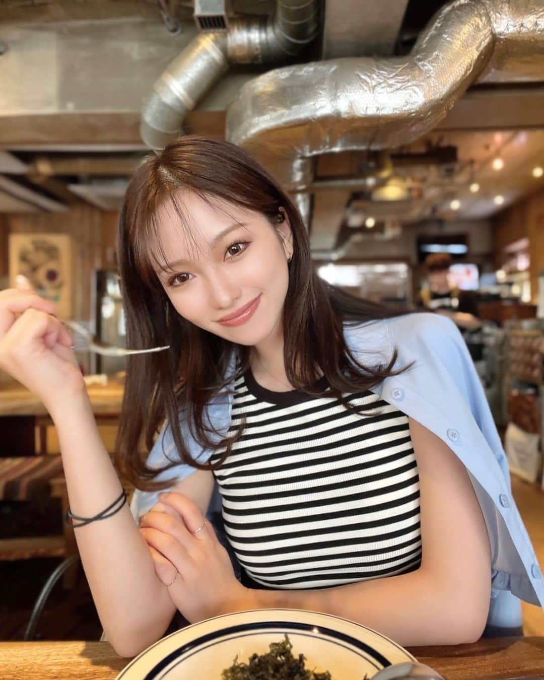 木田絵里香のインスタグラム：「. Liveでワンピと着て紹介したクロップドシャツはちょっとカジュアルに合わせても可愛いかった😋 . #シャツコーデ」