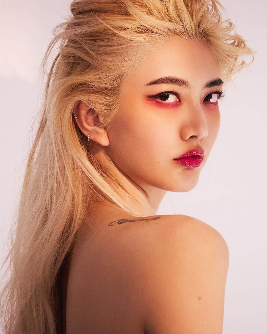 のインスタグラム：「- The Same makeup with different moods, which one is your favorite ?  📸️ @erezsabag 💄 @chichisaito 💇🏼‍♀️ @yunkt  #伍壹工作室 #wilhelminamodels #nomadmanagement」