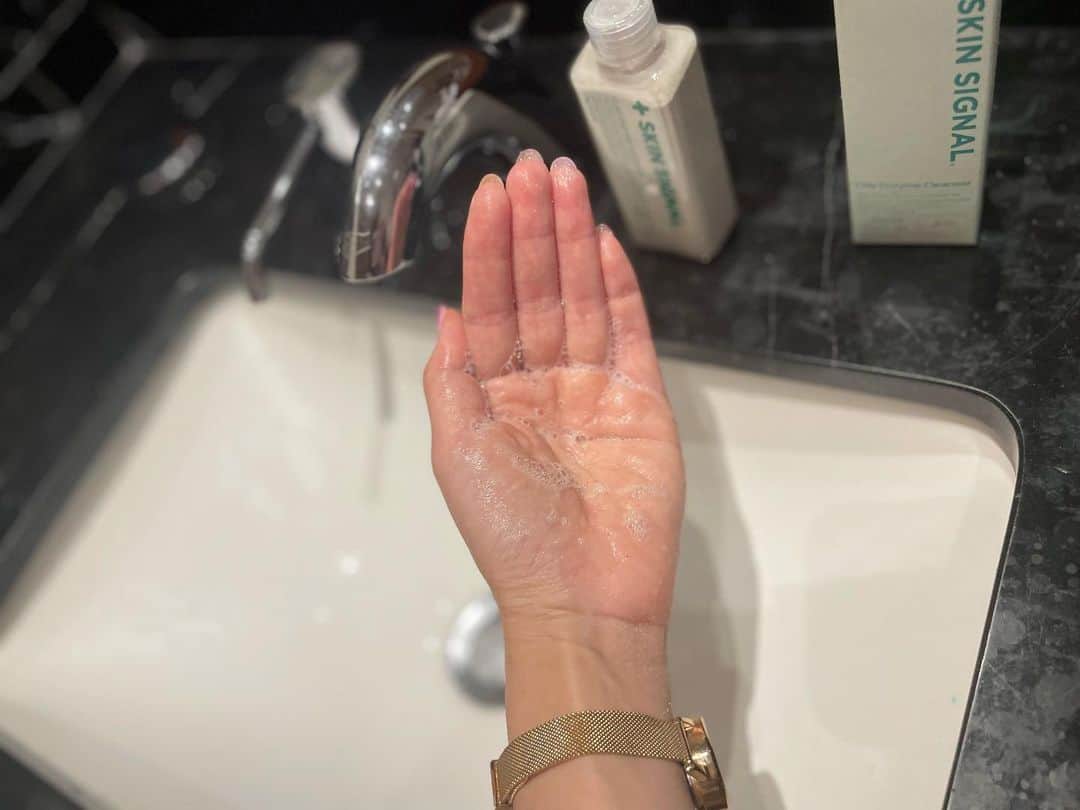 Miku Hirata 平田未来さんのインスタグラム写真 - (Miku Hirata 平田未来Instagram)「やっと週末ですね🩷 毛穴が気になるので、 クレイ酵素クレンザー使ってみました🥹  #スキンシグナル (skin signal)はイギリスITEC国際アロマセラピストで、 アトピー性皮膚炎の経験から始まったスキンケアブランドなんだそう✨  🩷毎日洗顔しながらクレイパック効果を発揮するクレイ酵素洗顔パックです✨  🩷精製水なしで天然成分のみを含む粉末製剤 泡立ちがとてもいいです！  🩷特に荒れた肌を柔らかくし角質取り 余分な皮脂やブラックヘッドを取り除くのにとても役立ってくれるとか！  泡が気持ちよくさっぱりとしています✨  @skinsignal_jp @skinsignal_official  #SKINSIGNAL #酵素クレンザー #パウダーウォッシュ #qoo10 #qoo10メガ割引 #qoo10韓国化粧品 #ブラックヘッド #皮脂除去 #キューテン #キューテンメガ割引 #韓国化粧品など #itec国際アロマセラピスト」6月9日 14時54分 - miku.hirata