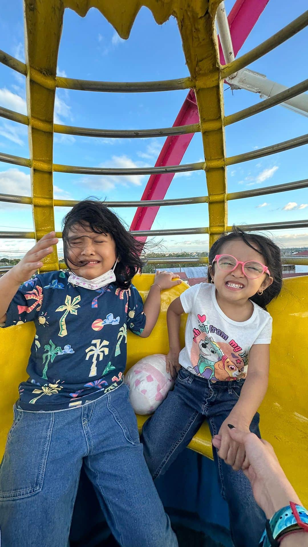 メイン・メンドーサのインスタグラム：「Fun day at Disneyland with the pamangkins!!! 😂 #MaineGoals」