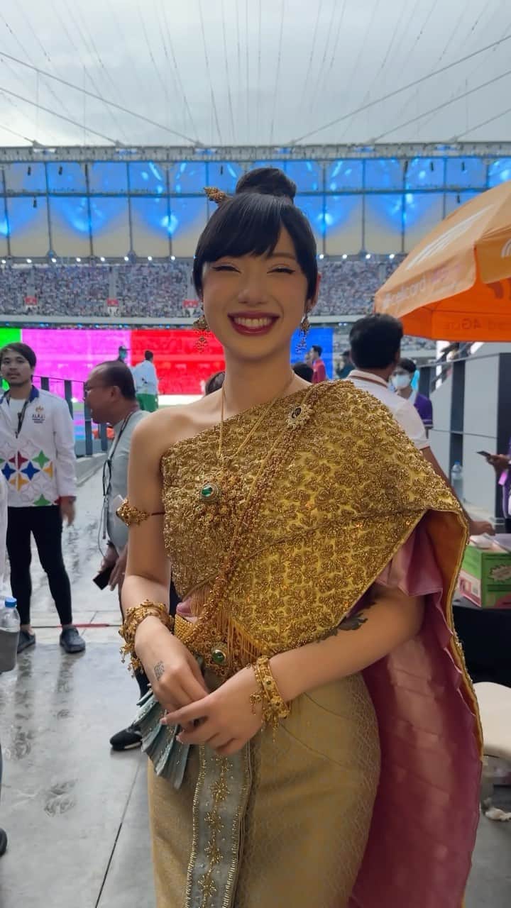 ヤンニーン・ワイゲルのインスタグラム：「ASEAN Para Games 2023 RECAP🤍 Thai traditional dress by @vanuscouture_official」