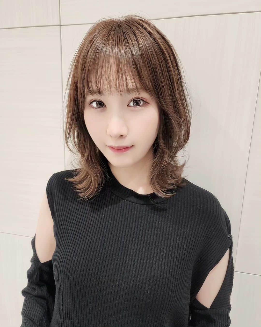 小田桐奈々さんのインスタグラム写真 - (小田桐奈々Instagram)「Les Saisons 六本木ヒルズ店💇‍♀  少し軽くしてもらって 透明感のあるカラーに👼  毛先を外にくるっとして 上をふんわりするとひし形シルエットでいい感じ…🎵  梅雨で湿気が憂鬱だけど、ヘアサロンいったあとはテンション上がります！！！大事な日の前には絶対にいく！！！  担当の成田さんとポケモントークにも花を咲かせてきたよん🌼 わぴのSNSみて行ってくれた子がいるらしく、嬉しすぎた…………色々おそろいにしよう👍👍  成田さん @narita.man  ありがとうございました！！！✨ （奈々）  #lessaisons  #六本木ヒルズ #ミディアムヘア #小田桐奈々」6月9日 15時04分 - odagirinana