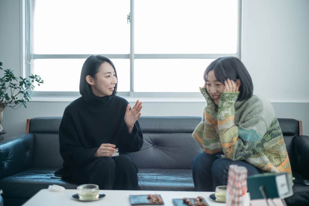 小谷実由のインスタグラム：「@spbs_tokyo で開催中の #SHOP隙間時間 今週末11日までとなりました！🦭 今回の巡回をするのをきっかけに新たに対談集『談話室-隙間-』を作りました。『隙間時間』のスピンオフ本というような気持ち。  数年間、私が隙間時間というものに向き合ってきて「他の人は隙間時間ってどんなものだと思ってるんだろう、どう過ごしてるんだろう？」という疑問が湧いてきました。その答えを知ることができたら、また新たな自分と隙間時間との関係が発展・派生していくかもしれないなという希望的観測も抱えながら、私が気になっている御三方と対談をさせていただきました。  いつもふわりと浮遊するような優しくゆったりとした日々を過ごしていそうで、その中で素敵な言葉を生み出す朝吹真理子さん。とても真摯にそして、熱く好きなものと向き合う、太陽のように明るく気持ちの良い中田クルミさん。頭の中がまるで本棚なのではないかと思うほど物知りで、いつも私に風穴を開けるが如く閃きを与えてくれる中村秀一さん。  過ごし方、関係性、隙間時間はどのくらいの時間だと思うかなど（！）、三者三様のお話は驚きや共感もありとても面白かったです。隙間時間をうまく使いこなせていないと落ち込んでいた私の気持ちが晴々とした時間でした。理想の隙間時間の過ごし方はきっとこの先も願望としてあり続けると思うけど、どう過ごしたっていいのだよね。🐟  自分の隙間時間と向き合う一つの方法として、誰かの隙間時間を覗いてみるという方法はいろんな広がりがあって楽しいものだなと思いました。引き続きいろんな方の隙間時間を聞いていきたいなと思います。。🌷是非気になった方はお手に取ってみてください！  朝吹さん、クルミちゃん、中村さんありがとうございました🐈🐈🐈」