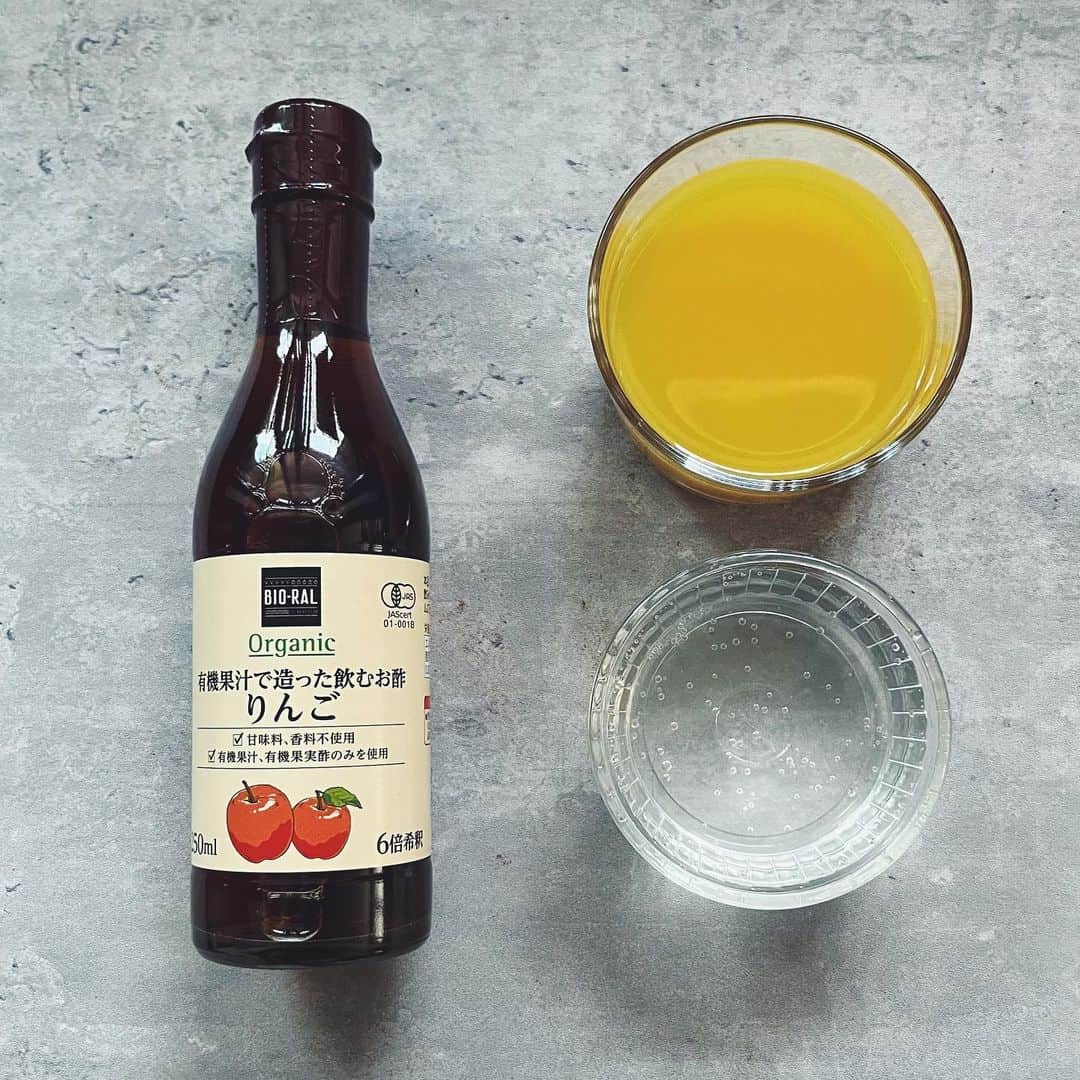 BIO-RAL靭店さんのインスタグラム写真 - (BIO-RAL靭店Instagram)「お酢をカクテルで🍹✨ ビオラルの有機果汁で造った飲むお酢を使って ノンアルコールのビネガーカクテルを楽しみませんか？  ビオラルの『有機果汁で造った飲むお酢』は 「りんご」「りんごと白ぶどう」の２種類ございます。 甘味料・香料不使用。 有機果汁、有機果汁酢のみを使用しております🍎 本品１に対して水５を目安にうすめてお飲みください。 ヨーグルトやアイスクリームにそのままかけても 美味しくお召し上がりいただけます🍨  暑い日やじめじめした日の 爽やかな１杯にいかがでしょうか？🥳☀  ぜひお試しください💖  ✼••┈┈••✼••┈┈••✼••┈┈••✼••┈┈••✼••┈┈••✼  🍊オレンジビネガー風 【材料】 ◎有機果汁で造った飲むお酢りんご ◎オレンジジュース ◎炭酸水 ◎氷 ＊６倍希釈のためお好みで分量調節してくださいね  🍃モヒート風 【材料】 ◎有機果汁で造った飲むお酢りんごと白ぶどう ◎炭酸水 ◎ミント ◎ライム ◎氷 ＊６倍希釈のためお好みで分量調節してくださいね ＊ミントはたっぷり入れるのがおすすめです👌  ✼••┈┈••✼••┈┈••✼••┈┈••✼••┈┈••✼••┈┈••✼  ◉おすすめ品 ビオラル 有機果汁で造った飲むお酢りんご 250ml／本体価格498円 ビオラル 有機果汁で造った飲むお酢りんごと白ぶどう 250ml／本体価格498円  ※価格は定番価格となりますので店頭表示価格と 異なる場合がございますがご了承ください🙇💦  皆さまの気になる商品は何ですか？♪ ビオラルで「買ってみました！」「試してみました！」など @bioral_west のタグをつけて教えてくださいね🍀  #プライベートブランド #飲むお酢 #ノンアルコール #ノンアルコールカクテル #ビネガー #オレンジビネガー #モヒート風 #さっぱりドリンク #夏ドリンク #爽やかドリンク #有機 #bioral #ビオラル #ビオラル靭店 #ビオラルエキマルシェ大阪店 #ライフ #ライフコーポレーション #ナチュラルスーパーマーケット #大阪スーパー #阿波座 #靭公園 #utsubopark #エキマルシェ大阪 #エキマルシェ #梅田 #大阪 #umeda #osaka #osakastation」6月9日 15時10分 - bioral_west