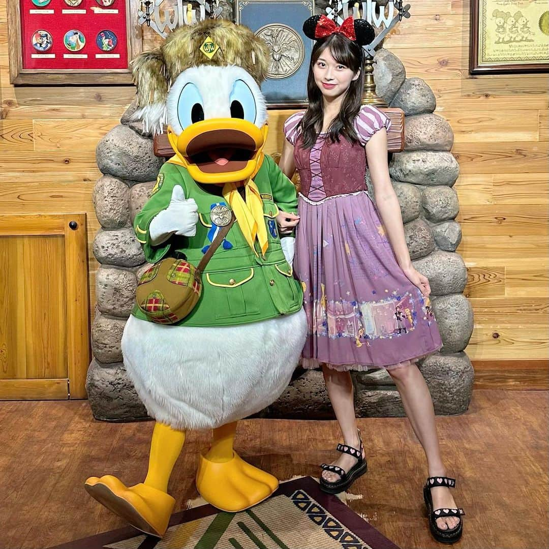 牧野真莉愛さんのインスタグラム写真 - (牧野真莉愛Instagram)「♡ ♡ 💙🎂HAPPY BIRTHDAY，DONALD DUCK❣️❣️🎂💙 LOVE❤MARIA 🌈🌈🌈 「もうすぐお誕生日おめでとう🎂」ドナルドにお祝いできました💗💗💗 ありがとう！やったーー❣️❣️って飛び跳ねてたかわいいドナルド💙 腕組んでくれたドナルド💙ジェントルマン 「ドナルドのまねできるよ」って見せてあげました🐰まりあ ドナルドは、👍🏻って拍手してくれた💙 🎀 ドナルドシェイプの泡💙🫧 探しながら歩いて、ドナルドの足跡を辿りました ボタンもかわいいね💛 🎀 キャストさんにドリームガーランドシール＆カードもらいました💖 ミッキー＆ミニーちゃんに会えたこと・今からドナルド＆デイジーに会いに行くこと、教えてあげました💗LOVE ※ドリームゴーラウンドのご挨拶しなきゃだった🥺 ＆ キャストさんに会えた💕💕💕 うれしいこと・たのしいこといっぱいだね❤️LOVE ＆＆ キャストさんが優しかった🌈🌈🌈うれしい出来事が増えました💛 すてきな1日になりました❤️LOVE 🎀 ラプンツェルのきらきらシールかわいい💜LOVE 🎀 スターツアーズ乗りました🚀 重要な情報を持つ反乱軍のスパイ🪐＝まりあ ダースベイダーに見つかった😱❣️❣️ ･･･などなど。 詳しくは“まりブロ”みてね🐰 🎀 東京ディズニーランドへ行きました❤️2023.6.5 ✨✨✨✨✨✨✨✨✨✨✨✨ ✨東京ディズニーリゾート40周年✨ ✨✨✨Dream-Go-Round✨✨✨ ✨✨✨✨✨✨✨✨✨✨✨✨ ♡ ♡  #東京ディズニーリゾート40周年 ❤️ #ハッピーバースデードナルド 💙 #tokyodisneyresort #東京ディズニーリゾート #tokyodisneyland #東京ディズニーランド #モーニング娘23 #牧野真莉愛」6月9日 15時13分 - maria_makino.official