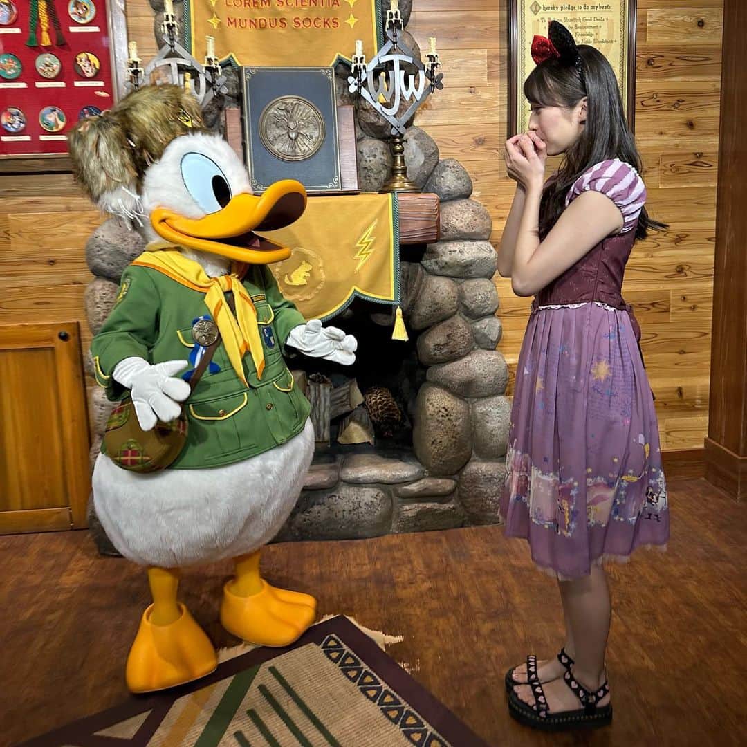 牧野真莉愛さんのインスタグラム写真 - (牧野真莉愛Instagram)「♡ ♡ 💙🎂HAPPY BIRTHDAY，DONALD DUCK❣️❣️🎂💙 LOVE❤MARIA 🌈🌈🌈 「もうすぐお誕生日おめでとう🎂」ドナルドにお祝いできました💗💗💗 ありがとう！やったーー❣️❣️って飛び跳ねてたかわいいドナルド💙 腕組んでくれたドナルド💙ジェントルマン 「ドナルドのまねできるよ」って見せてあげました🐰まりあ ドナルドは、👍🏻って拍手してくれた💙 🎀 ドナルドシェイプの泡💙🫧 探しながら歩いて、ドナルドの足跡を辿りました ボタンもかわいいね💛 🎀 キャストさんにドリームガーランドシール＆カードもらいました💖 ミッキー＆ミニーちゃんに会えたこと・今からドナルド＆デイジーに会いに行くこと、教えてあげました💗LOVE ※ドリームゴーラウンドのご挨拶しなきゃだった🥺 ＆ キャストさんに会えた💕💕💕 うれしいこと・たのしいこといっぱいだね❤️LOVE ＆＆ キャストさんが優しかった🌈🌈🌈うれしい出来事が増えました💛 すてきな1日になりました❤️LOVE 🎀 ラプンツェルのきらきらシールかわいい💜LOVE 🎀 スターツアーズ乗りました🚀 重要な情報を持つ反乱軍のスパイ🪐＝まりあ ダースベイダーに見つかった😱❣️❣️ ･･･などなど。 詳しくは“まりブロ”みてね🐰 🎀 東京ディズニーランドへ行きました❤️2023.6.5 ✨✨✨✨✨✨✨✨✨✨✨✨ ✨東京ディズニーリゾート40周年✨ ✨✨✨Dream-Go-Round✨✨✨ ✨✨✨✨✨✨✨✨✨✨✨✨ ♡ ♡  #東京ディズニーリゾート40周年 ❤️ #ハッピーバースデードナルド 💙 #tokyodisneyresort #東京ディズニーリゾート #tokyodisneyland #東京ディズニーランド #モーニング娘23 #牧野真莉愛」6月9日 15時13分 - maria_makino.official