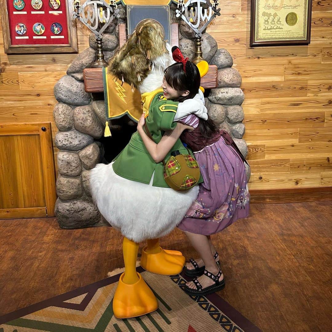 牧野真莉愛さんのインスタグラム写真 - (牧野真莉愛Instagram)「♡ ♡ 💙🎂HAPPY BIRTHDAY，DONALD DUCK❣️❣️🎂💙 LOVE❤MARIA 🌈🌈🌈 「もうすぐお誕生日おめでとう🎂」ドナルドにお祝いできました💗💗💗 ありがとう！やったーー❣️❣️って飛び跳ねてたかわいいドナルド💙 腕組んでくれたドナルド💙ジェントルマン 「ドナルドのまねできるよ」って見せてあげました🐰まりあ ドナルドは、👍🏻って拍手してくれた💙 🎀 ドナルドシェイプの泡💙🫧 探しながら歩いて、ドナルドの足跡を辿りました ボタンもかわいいね💛 🎀 キャストさんにドリームガーランドシール＆カードもらいました💖 ミッキー＆ミニーちゃんに会えたこと・今からドナルド＆デイジーに会いに行くこと、教えてあげました💗LOVE ※ドリームゴーラウンドのご挨拶しなきゃだった🥺 ＆ キャストさんに会えた💕💕💕 うれしいこと・たのしいこといっぱいだね❤️LOVE ＆＆ キャストさんが優しかった🌈🌈🌈うれしい出来事が増えました💛 すてきな1日になりました❤️LOVE 🎀 ラプンツェルのきらきらシールかわいい💜LOVE 🎀 スターツアーズ乗りました🚀 重要な情報を持つ反乱軍のスパイ🪐＝まりあ ダースベイダーに見つかった😱❣️❣️ ･･･などなど。 詳しくは“まりブロ”みてね🐰 🎀 東京ディズニーランドへ行きました❤️2023.6.5 ✨✨✨✨✨✨✨✨✨✨✨✨ ✨東京ディズニーリゾート40周年✨ ✨✨✨Dream-Go-Round✨✨✨ ✨✨✨✨✨✨✨✨✨✨✨✨ ♡ ♡  #東京ディズニーリゾート40周年 ❤️ #ハッピーバースデードナルド 💙 #tokyodisneyresort #東京ディズニーリゾート #tokyodisneyland #東京ディズニーランド #モーニング娘23 #牧野真莉愛」6月9日 15時13分 - maria_makino.official