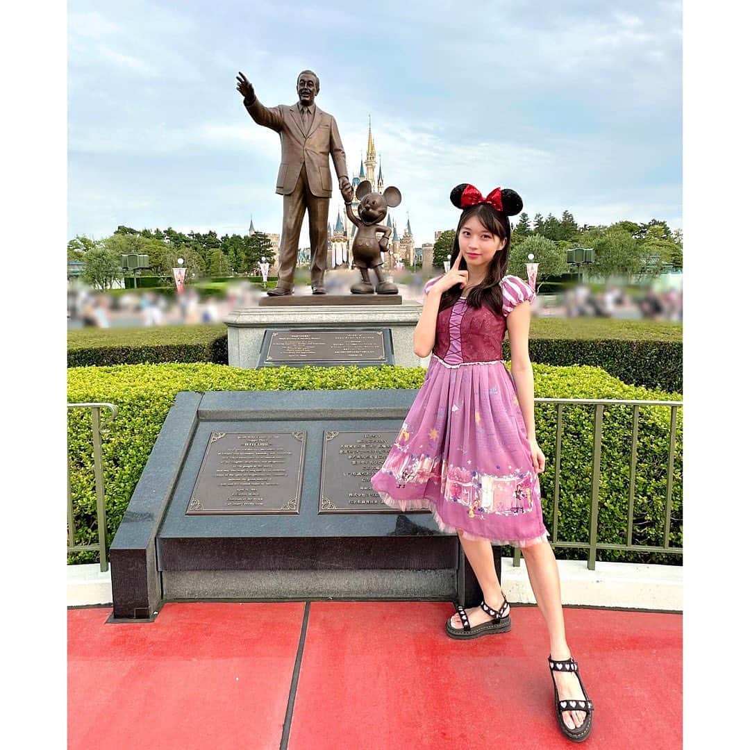 牧野真莉愛さんのインスタグラム写真 - (牧野真莉愛Instagram)「♡ ♡ 💙🎂HAPPY BIRTHDAY，DONALD DUCK❣️❣️🎂💙 LOVE❤MARIA 🌈🌈🌈 「もうすぐお誕生日おめでとう🎂」ドナルドにお祝いできました💗💗💗 ありがとう！やったーー❣️❣️って飛び跳ねてたかわいいドナルド💙 腕組んでくれたドナルド💙ジェントルマン 「ドナルドのまねできるよ」って見せてあげました🐰まりあ ドナルドは、👍🏻って拍手してくれた💙 🎀 ドナルドシェイプの泡💙🫧 探しながら歩いて、ドナルドの足跡を辿りました ボタンもかわいいね💛 🎀 キャストさんにドリームガーランドシール＆カードもらいました💖 ミッキー＆ミニーちゃんに会えたこと・今からドナルド＆デイジーに会いに行くこと、教えてあげました💗LOVE ※ドリームゴーラウンドのご挨拶しなきゃだった🥺 ＆ キャストさんに会えた💕💕💕 うれしいこと・たのしいこといっぱいだね❤️LOVE ＆＆ キャストさんが優しかった🌈🌈🌈うれしい出来事が増えました💛 すてきな1日になりました❤️LOVE 🎀 ラプンツェルのきらきらシールかわいい💜LOVE 🎀 スターツアーズ乗りました🚀 重要な情報を持つ反乱軍のスパイ🪐＝まりあ ダースベイダーに見つかった😱❣️❣️ ･･･などなど。 詳しくは“まりブロ”みてね🐰 🎀 東京ディズニーランドへ行きました❤️2023.6.5 ✨✨✨✨✨✨✨✨✨✨✨✨ ✨東京ディズニーリゾート40周年✨ ✨✨✨Dream-Go-Round✨✨✨ ✨✨✨✨✨✨✨✨✨✨✨✨ ♡ ♡  #東京ディズニーリゾート40周年 ❤️ #ハッピーバースデードナルド 💙 #tokyodisneyresort #東京ディズニーリゾート #tokyodisneyland #東京ディズニーランド #モーニング娘23 #牧野真莉愛」6月9日 15時13分 - maria_makino.official