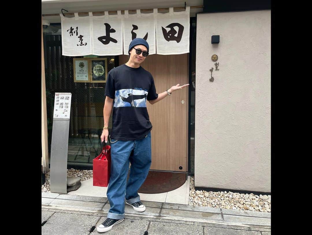 TAKAHIROさんのインスタグラム写真 - (TAKAHIROInstagram)「福岡の旅。 初めて一人暮らしをし始めた街。 5.5畳の部屋で、2年間暮らしました。 自分の中で、子どもから大人になる多感な時期をこの街で過ごさせてもらいました。 思い返すと、見栄を張って背伸びしようと空回りしていただけで、まだまだ子どもでしたが😂 ただ、この時期に改めて親のありがたさを痛感し、自分にとってはとても大切な日々だったなと思います。  あの頃の“根拠の無い自信”も、 大人になると次第に忘れていくもの。  “現実”を知れば知るほど、 薄れていくのは当然なんですが…  ある意味、心のどこかに そっと持っておいたほうが良い気もします。  “イメージ”って大事ですからね👍  久しぶりの博多の風を感じながら、 いろんな記憶と青春が蘇りました✨  #Tシャツの癖 #シンデレラフィット #割烹よし田さんの #鯛茶漬け #イカのお造り #贅沢でした #やっぱり福岡が好いとぉ。 #やっぱり九州が好いとぉ。 #愛しとぉと。」6月9日 15時21分 - exiletakahiro_official
