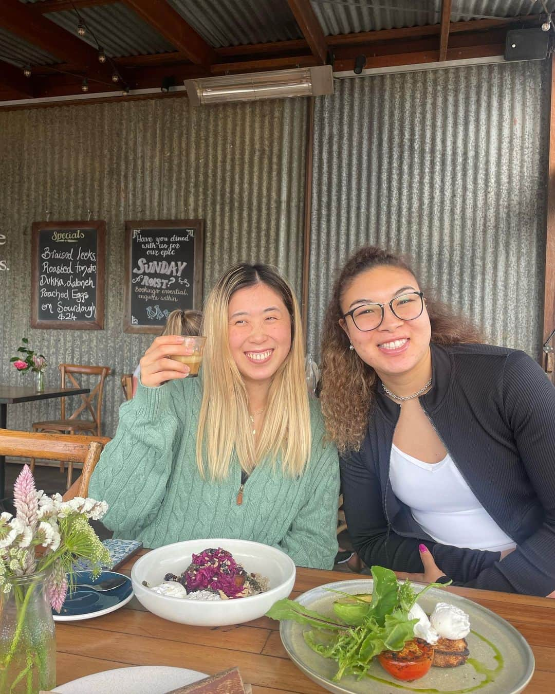 山田愛さんのインスタグラム写真 - (山田愛Instagram)「Loving the beach life💙🫧  avocado・ocean・sky・acaibowl・coffee・bikini・colorful・palmtree・friends・lots of smile  #earth #beachlife #nature #thankful #australia #🇦🇺  #オーストラリア」6月9日 15時23分 - aiyamada_