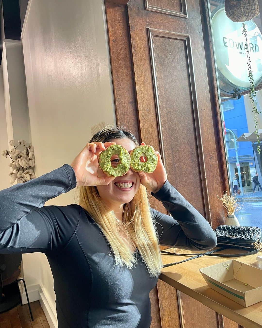 山田愛のインスタグラム：「Loving the beach life💙🫧  avocado・ocean・sky・acaibowl・coffee・bikini・colorful・palmtree・friends・lots of smile  #earth #beachlife #nature #thankful #australia #🇦🇺  #オーストラリア」