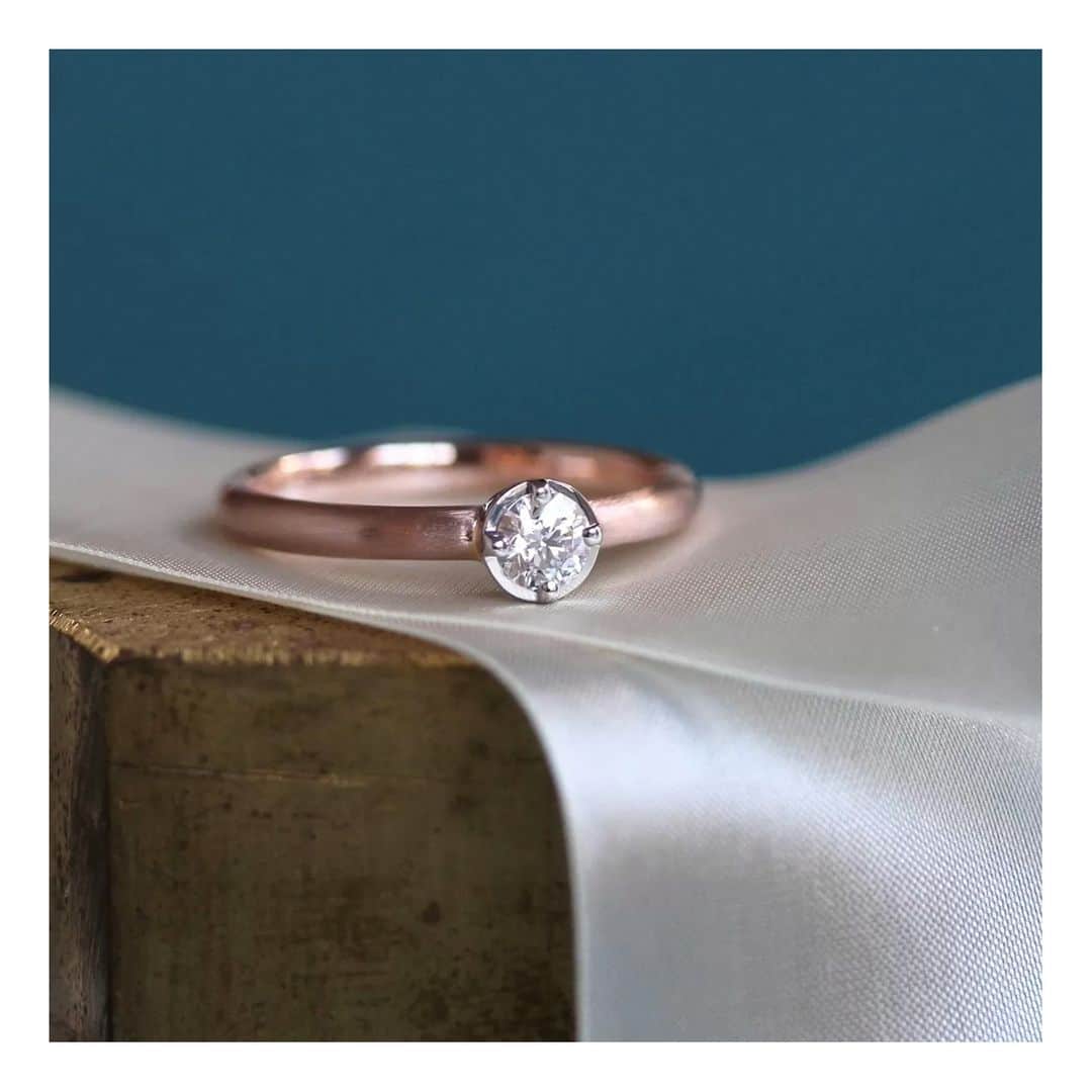 ith / イズ オーダメイド結婚指輪さんのインスタグラム写真 - (ith / イズ オーダメイド結婚指輪Instagram)「オーダーメイドの楽しみのひとつは、 お色味選びです。  昨日ご紹介した指輪と同じ 《アンティーコ》を、 こちらのお客様は ピンクゴールドでお仕立てしています。  さらにじっくり ダイヤモンド周辺をご覧いただくと、 石座は白いプラチナで仕上げられていることが ご覧になれますでしょうか？  ダイヤモンドの透明感を引き出すために、 石座だけプラチナを用いる デザインアレンジができるのも、 オーダーメイドならではの楽しみです。  さりげないこだわりを叶える ちょっとしたデザイン変更が、 指輪と身に着ける人をぐっと近づけてくれます。  ▽ 指輪について 婚約指輪：アンティーコ K18PG/Pt950：要お見積り  お問い合わせコード：21800  *********************************** ⧉ ith 公式WEB  @ith_marriage アカウントTOPへ 　 ☞ プロフィールURLをタップ  ⧉ 公式ハッシュタグ   ☞ #イズマリッジ   ⧉ 暮らしに寄り添うジュエリー  ith online store ☞  @ith_jewelry   ***********************************  #コンビカラー #ピンクゴールド #プラチナ #新宿三丁目 #婚約指輪 #エンゲージリング #カスタマイズ #オーダーメイド #オーダーメイドリング #手仕事 #結婚指輪オーダー #アトリエ #ゴールドリング  #ダイヤモンド #結婚指輪探し #結婚指輪選び #指輪選び #指輪探し #結婚準備 #婚約 #プロポーズ #プレ花嫁  #花嫁準備 #2023夏婚 #2023秋婚  #2023冬婚 #2024春婚 #職人」6月9日 15時25分 - ith_marriage