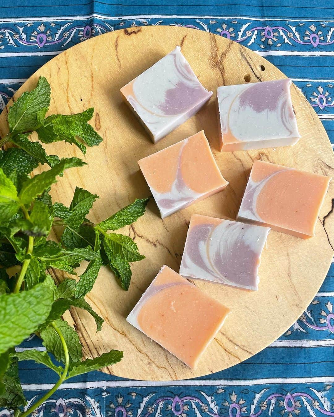 上村若菜のインスタグラム：「. 夏に向けて。  フレッシュハーブの石けん🌿 @playful_soap   #playfulsoap #artsoap」