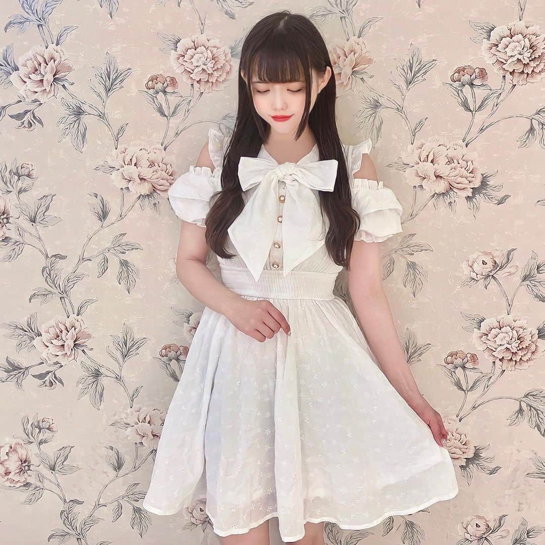 evelyn.coordinateのインスタグラム：「. ‧✧̣̥̇‧┈‧✧̣̥̇‧┈𝐍𝐄𝐖 𝐀𝐑𝐑𝐈𝐕𝐀𝐋┈‧✧̣̥̇‧┈‧✧̣̥̇‧ . #コットンフレアop 🐈‍⬛💭 . 花柄コットンレースをベースに オフショルパフ袖、大きなリボンにフリルと、かわいさがふんだんに詰め込まれたガーリーライクなワンピースが発売！☁️✨🤍 この季節にぴったりな一枚です👒 . . . .  #evelyn #エブリン #夏コーデ #ファッション #コーディネート #今日のコーデ  #フェミニンコーデ #フェミニンファッション#大人ガーリー  #上品コーデ#ファッション #大人可愛いコーデ #大人可愛い#cordinate#ガーリーコーデ #ガーリーファッション#フレンチガーリー #フレンチガーリーコーデ」
