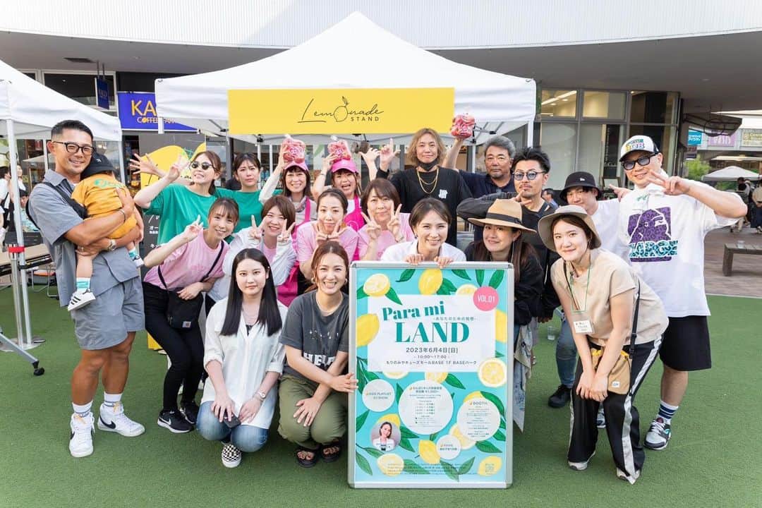 のインスタグラム：「🍋Para mi LAND vol.1🍋  載せたい写真が多すぎて選びきれません。。。  ご来場頂いた皆様、出店者様方、 もりのみやキューズモールBASE様、お手伝いくださった全ての皆様、 そして、家族。  ほんとうにありがとうございました！！  @yayoinoguchi 二人で立ち上げようと 何もないところからこの日を無事に迎えられた奇跡。 誰一人欠けても叶いませんでした。 天候もみかたしてくれました☀️  心折れかけることも幾度となくありました。 やっぱ私には無理や。と何度もなりました。  その度にやよいちゃんと何度も話し合い、 背中を押し合い。周りの前向きなお言葉もあり。 たくさんの助けをいただきながら実現できました。  産前の自分には想像もできないほど 子育てって大変で。孤独になる事も多く。 子供ベースの毎日が、嬉しくも窮屈でもありました。 そんな中、コロナの影響もあってパァッと楽しむ事も制限され。 人生の楽しみを見つけることが大変になる方も 多いだろうなって思ってて。  子供が喜んでたらそれで良い。 もちろんその気持ちも大切だけど、 いや、パパママだって同時に楽しんだって良いんだ！ 子供の相手をする感覚の週末から 親子で楽しみなイベントがあるワクワクな週末に⭐️  その想いをカタチにしたのが、このイベントです。  「なんのイベントなん？」 「こどものイベント？」 とよく聞いていただきましたが おとなもこどもも楽しめるイベント💥です！  Para mi = わたしのため 自分のためにお化粧したりおしゃれしたり。 その時間をとって欲しかったんです。  ほんとうにたくさんの方に お越しいただいて、まだまだ夢見心地です。  写真をゆっくり見返して やっと実感が湧いてきたので 振り返り投稿させてください☀️」