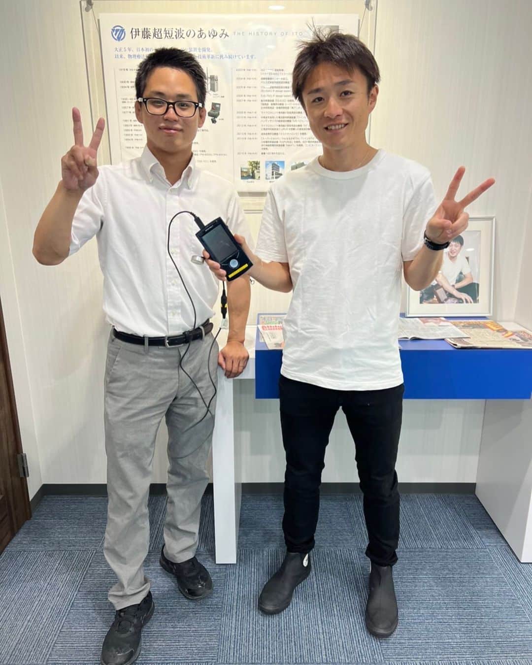 窪田忍のインスタグラム：「先日、競技をサポートしていただいている伊藤超短波福岡営業所様にお邪魔しました！  担当の堀内さんとはプライベートで知り合い、偶然が重なってサポートしていただけることになりました。本当にありがとうございます。こうした人との出会い・繋がりは大切にしていきたい。 手に持っている機器「オステオトロンV」は、コンパクトで遠征先等に持ち運びしやすく、装着した状態で他の作業が出来るので使い勝手が良く気に入っています。  引き続き応援よろしくお願いします。」