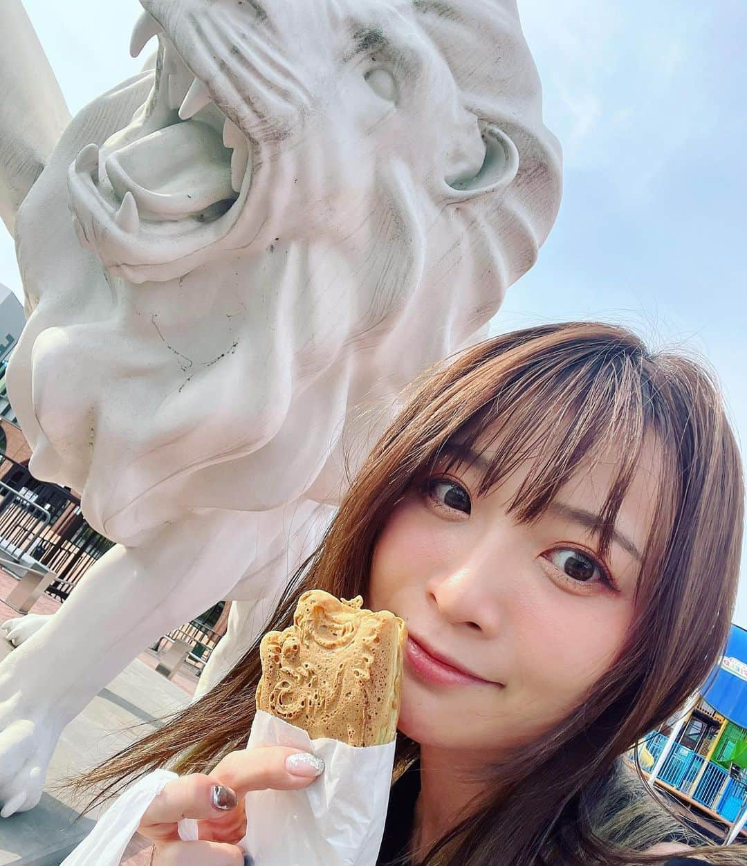 May’nさんのインスタグラム写真 - (May’nInstagram)「ベルーナドームのライオンズ焼き！ たい焼き親善鯛使、個人的には魚型のものがたい焼き！と思っているのですが、  形ちょっと魚っぽいし、 もはやライオンはMay'n的にもおさえたくなるし🦁で、ずっと楽しみにしていましたε°)#))３  しかもドラゴンズ戦限定の餡はみそあん！  好きなものは茶色いもの！な名古屋人May'nとしても最高〜でした🤎  生地もふわっもちで美味しく、みそあんも柏餅の味噌餡って感じで、ほんのり甘めの生地に爽やかな味噌餡がベストマッチ！  こんな美味しいたい焼きが球場で食べられるって最高だなあ。  #たい焼き親善鯛使 #たい焼き #鯛使 #Mayn #球場グルメ #球場スイーツ #ベルーナドーム #ライオンズ焼き #新井園本店 #本気のココロ見せつけるまで私眠らない」6月9日 15時38分 - mayn1021