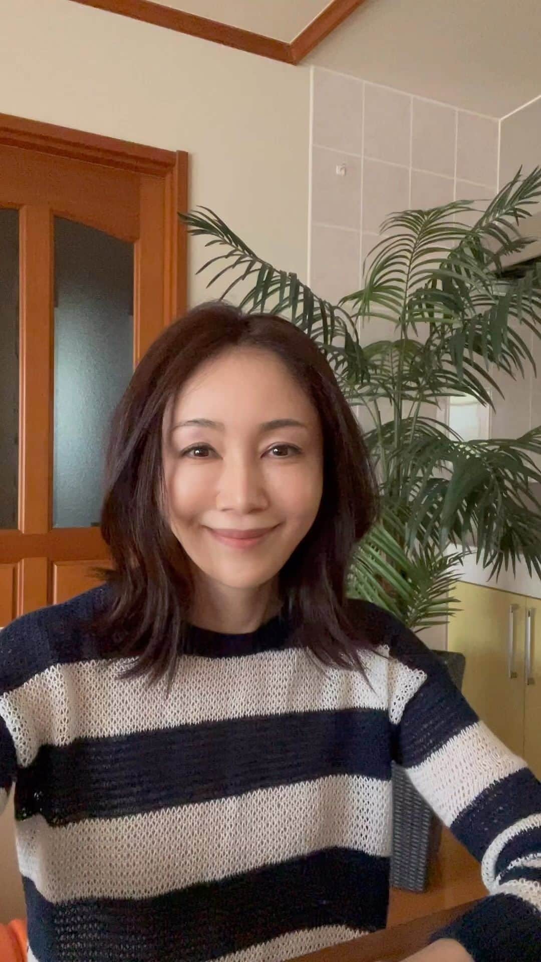 坂村かおるのインスタグラム：「最近、キウイにハマってます！ もちろん10種類の栄養素が魅力ですが‥ ・  キウイCMのメロディー知ってますか？ ・ 『小さなキウイ、大きなチカラ』と言う題名でして、このメロディーを聞いた瞬間から、思わず口ずさんで、キウイに手が行ってしまいます。 ・ 小さなキウイ大きな力！何だか応援されてる様で、元気が出てきます☺️ ・  【歌詞】 たとえばあなたが作る具沢山のスープ すごくいいね 小さなヘルシーを続けるあなたにキウイを知ってほしい チカラをくれる気分をアゲる おいしい十種の栄養素 そうキウイを毎日続ければ やがて大きなチカラになる ・ チカラになる！ ・」