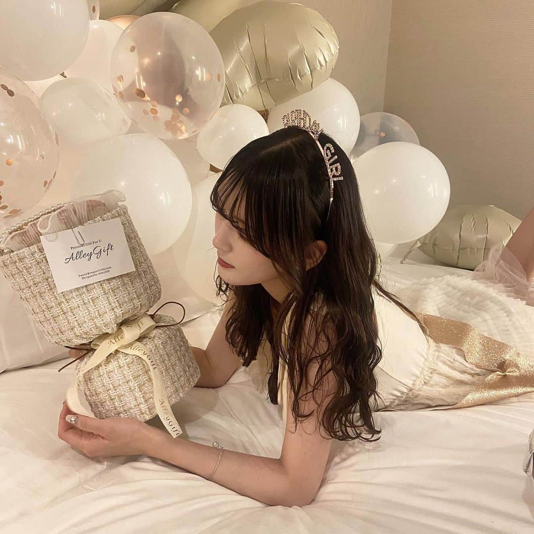 紗彩さんのインスタグラム写真 - (紗彩Instagram)「👱🏻‍♀️🫖🧁🍽🤍  白ベージュ多めなホカンスもたまにはいいかも...💭♡  何枚目が好きですか~~~🤣🤣  .  #誕生日サプライズ #ホテルステイ#ホテル女子会#ホカンス#サプライズ #バースデー #誕生日プレゼント #ホテルライク #フレンチガーリー #淡色女子 #shein購入品 #shein #バルーン #サプライズプレゼント #誕生日ケーキ #fff#lfl#likesforlike #いいね返し #横浜ホテル#ホテルラウンジ #ギフト#ホワイトコーデ#花束 #花束アレンジ #ブーケ#カラコン #カラコンレポ」6月9日 15時39分 - _saya_523