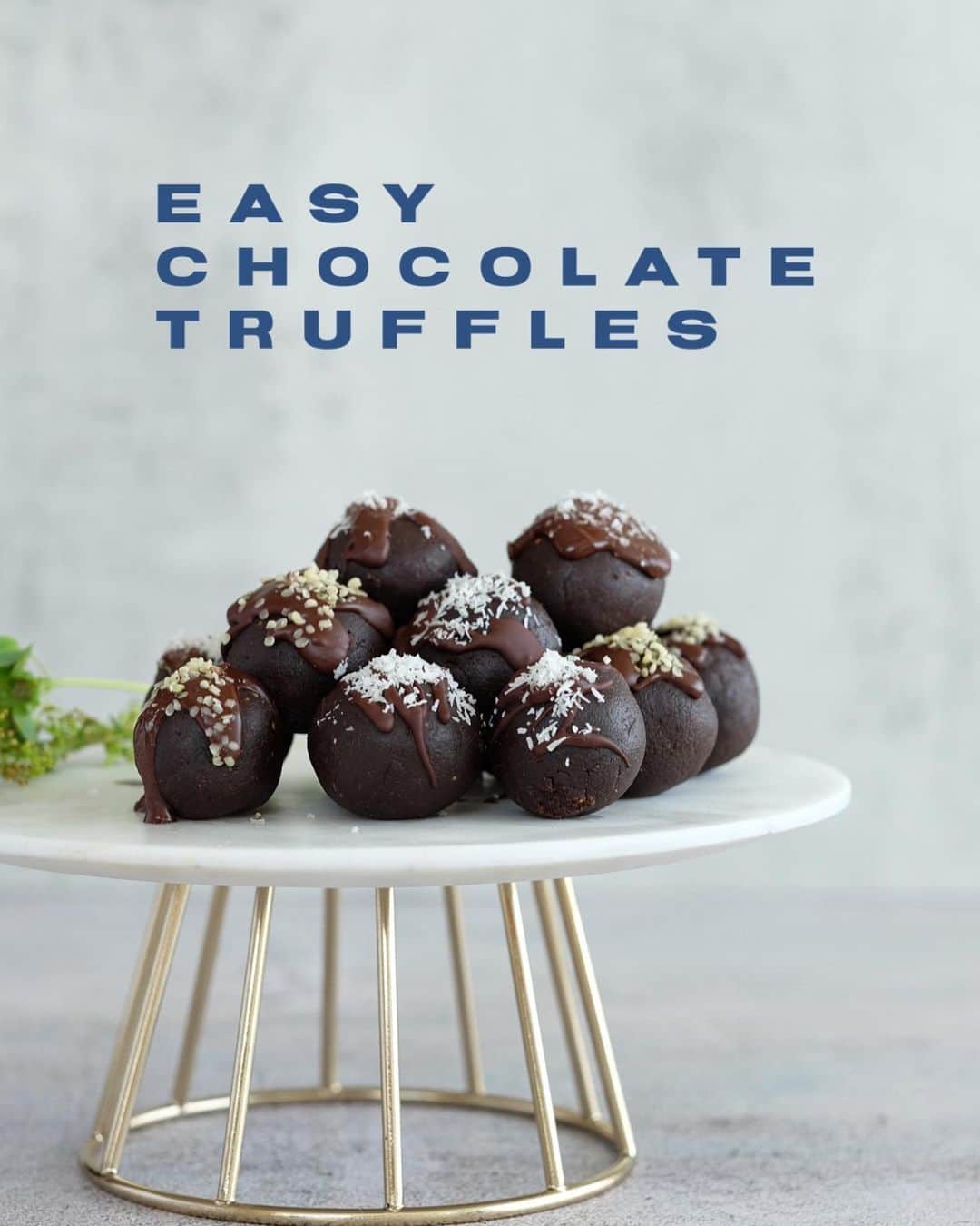 ケリーのインスタグラム：「チョコレートトリュフ🍫  ヘルシーでおいしく小腹がすいた時や甘い物が食べたい時にピッタリなトリュフチョコレートを紹介します。 フードプロセッサーがなくても、材料を混ぜるだけで簡単に作れます！  レシピはウェブサイト ⤵️ www.kellymisawa.com   Hello Friends!👋  This truffle chocolate recipe is very simple to make and it’s a perfect snack if you’re  craving for something sweet🍫  Recipe on my website ⤵️ www.kellymisawa.com」