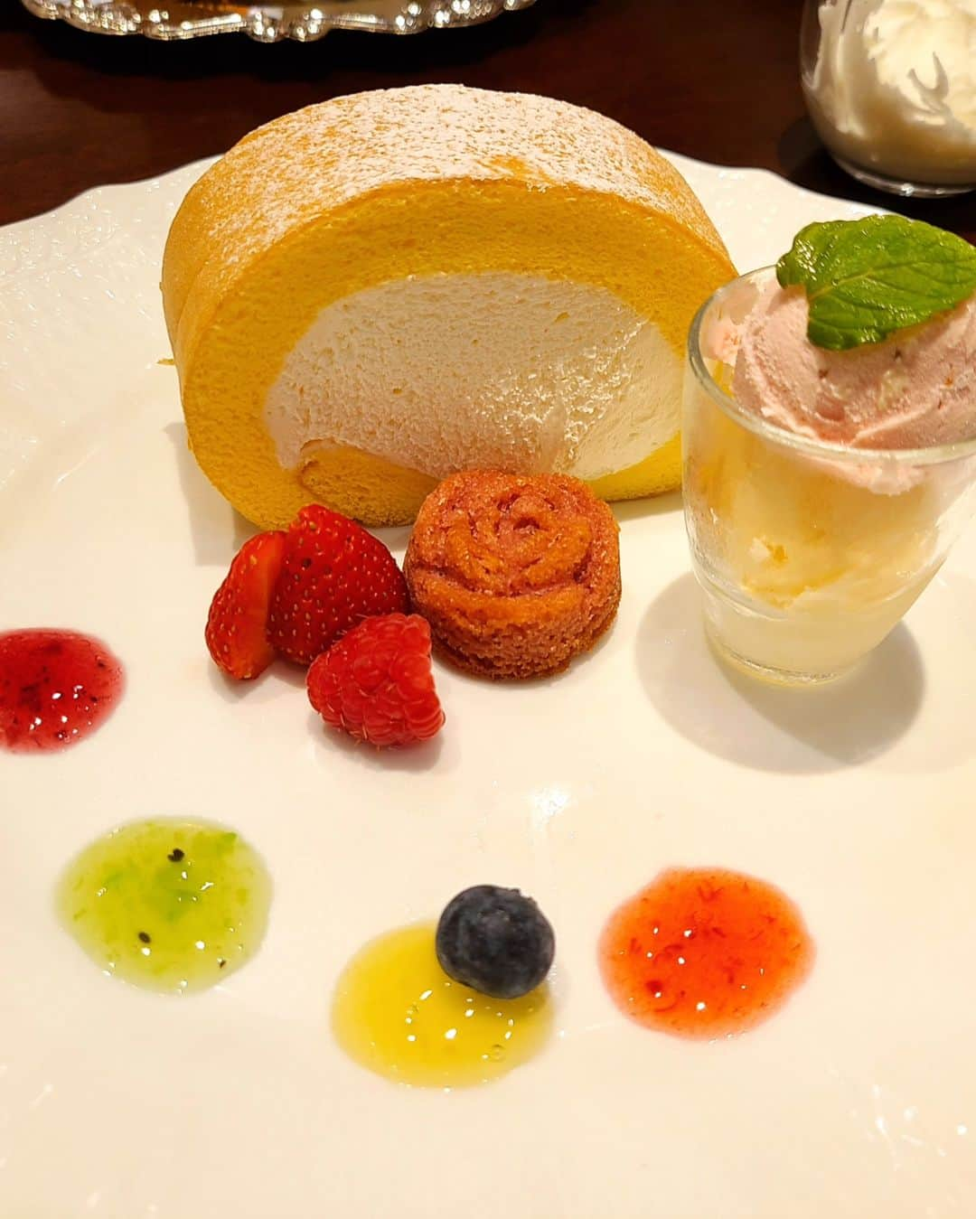 DJ KOOさんのインスタグラム写真 - (DJ KOOInstagram)「#堂島ロール  #サロンドモンシェール 心斎橋店さんで ランチ& #アフタヌーンティー    #TRFロール でお世話になった #郷田シェフが迎えてくれました！！  大好物クリーミーな #シーフードグラタン   映え映えの美味しさワールド アフタヌーンティー！！  #まるごと苺のかき氷 めっちゃテンションアガります！！  おいしく楽しい時間をありがとうございます！！ごちそうさま DO DANCE！！   #DJKOO」6月9日 15時46分 - dj_koo1019