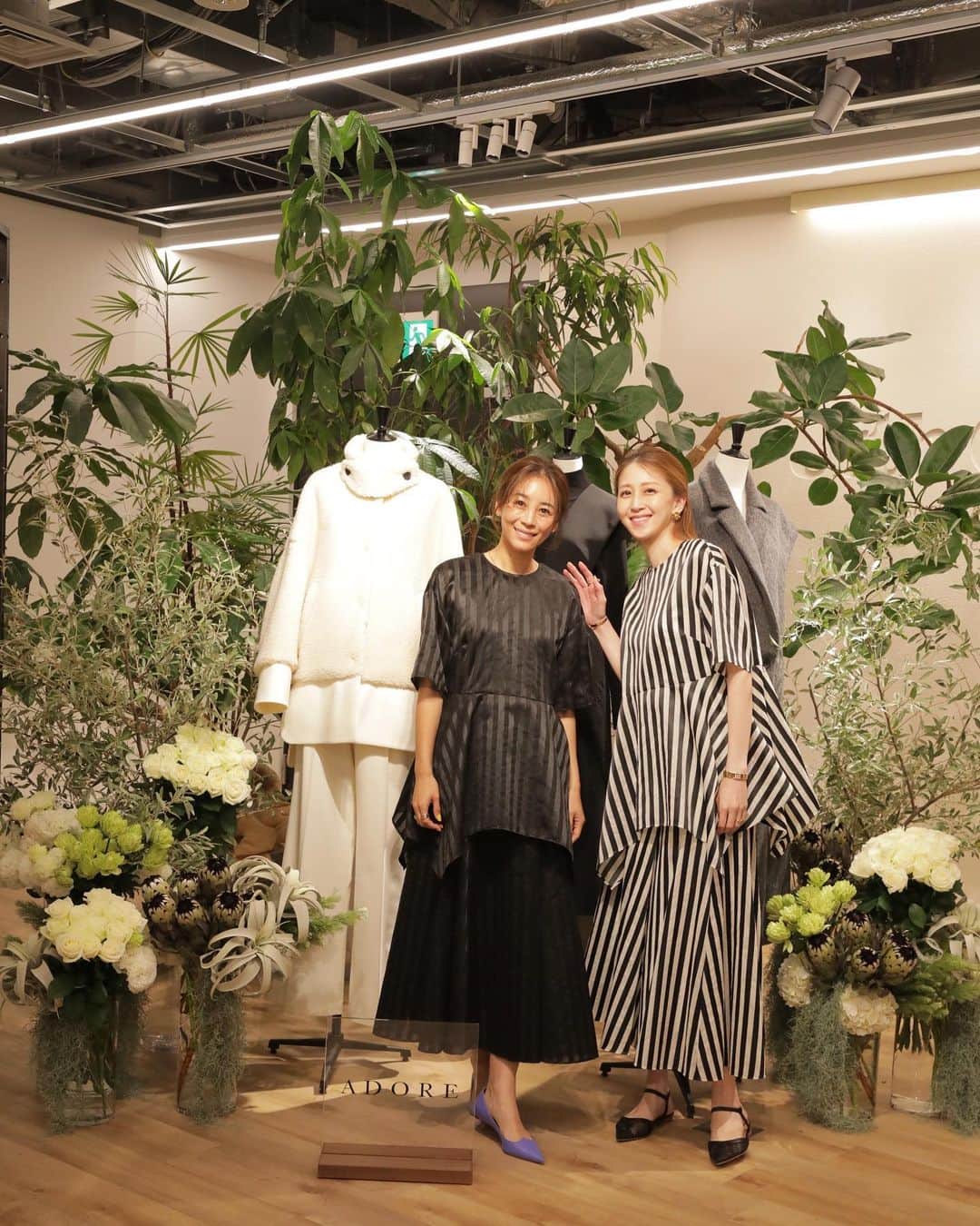 のインスタグラム：「@adore_jp の素敵な大人服でマイミとお揃コーデ🌹やっぱり上質なものは違うよねー🥹と2人でウキウキしちゃいました💕お揃いでパフスリーブのシアーニットをオーダーしたので届くの楽しみ🎁白黒のワンピースもぽわんとしたバックスタイルまでも可愛く忘れられない😌ADORE素敵ー💓💓 #adore #エレガント #大人服 #モード #aw #fashion」