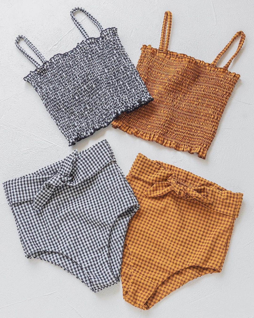 のインスタグラム：「💓lepidos💓  TOPS ¥18,700 BOTTOMS ¥15,950  チェック柄が目を惹くシャーリングトップとハイウエストボトム👙💓 キャミソール型のクロップド丈が程良い肌見せで、デニムと合わせてタウンユースにもおすすめです！  #lepidos #lepidos_swimwear  #水着 #水着コーデ #ビキニ  #ハイウエスト #タウンユース」