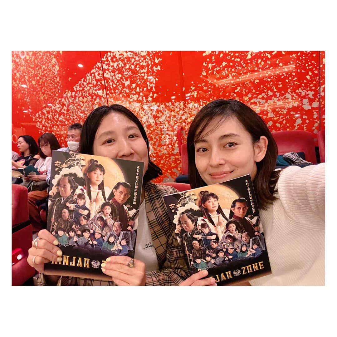 今井りかのインスタグラム：「⁡ ⁡ ⁡今年もお邪魔しました 「水谷千恵子 50周年記念公演」！！！笑 🎊🎉🎂👏👏👏✨ ⁡ あれ。2年前に拝見したときも 50周年記念だったな。。。 ⁡ ペンライトには 「Forever 50th」と 書いてしまっている🤣 ⁡ ⁡ “友近ねえさん”と 以前ご一緒したレギュラー番組で 呼ばせていただいていたあの頃🤲🏻 ⁡ 毎週のようにご一緒させていただいていたのが 遠い白昼夢のよう。 ⁡ 「モデルさんなのに、 性格がモデルモデルしてなくて、話しやすいね」 的なことを言ってくださったこと、 今でも勝手に覚えています笑❤︎ ⁡ ⁡ 芸をたくさん見れて、 芸人さん、役者さんをまた尊敬。 ⁡ またいつか50周年記念公演に来れるのを 楽しみに、がんばろ。 ⁡ ⁡ #明治座 #スタイリストみほちゃんと #モデルのmioちゃんにも会えた♡ #キャストも推しが多し #水谷千恵子ちゃん #50thフォーエバー」