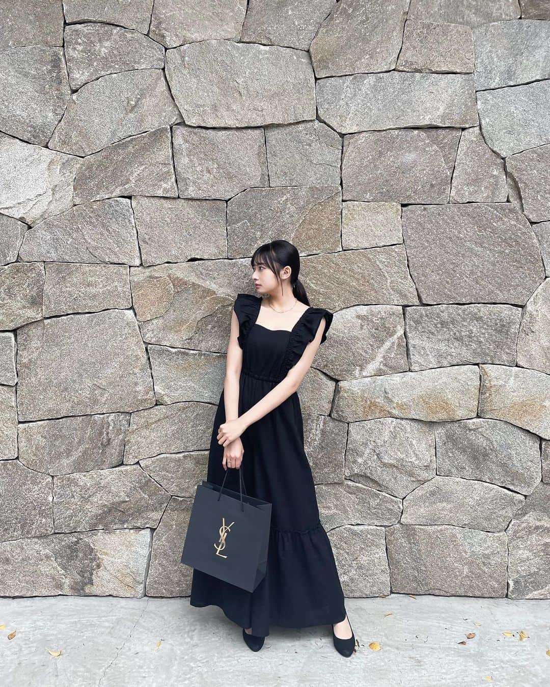 千葉祐夕のインスタグラム：「先日のイベント、全身はこんな感じのコーデ👸🏻🖤  最近雨が多くなってきたから、 しばらくヒールは履けそうにないし、雨の日のスニーカーは何故か苦手だから、長靴買おうかな 、、。   #myYSLlip #YSL #ワンピースコーデ #vintagegirly #girly #stylebook_jp #style #normalcamera #instagood #instdaily #fff #l4l」