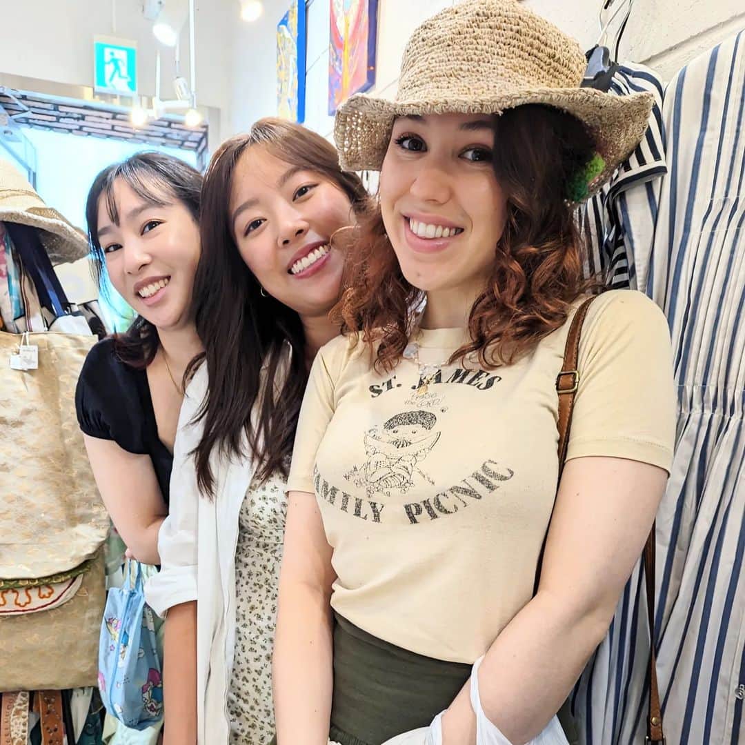 平井富子のインスタグラム：「Texas Beauties Appear！  HOUSTONからMelanie、Michelle、Maiの3Mさんがご来店  学生で、日本は初めて。北海道にも行くらしい。ステキ〜  会社時代、HOUSTONには２回仕事で行ったので、とても親近感が、、  バラのハートポーチ、麻の帽子を気に入って頂きました♥ハートポーチ、可愛い〜  北海道、楽しんで来て下さい～」