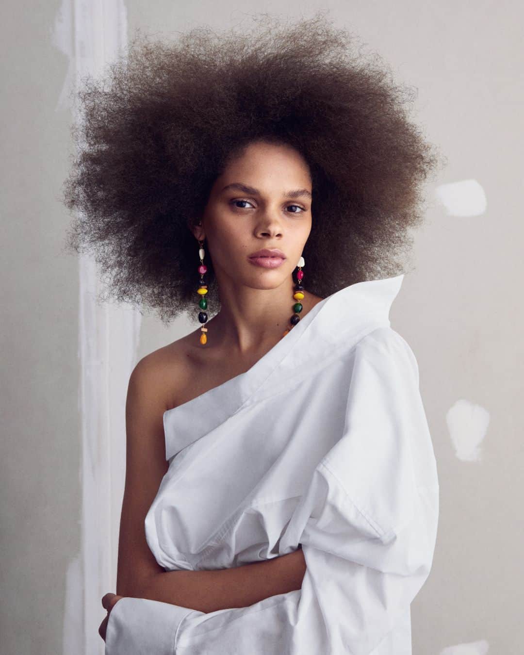 MANGOのインスタグラム：「Take your summer looks to the next level with the right accessories! Trendy bags, earrings and sunglasses are waiting for you at mango.com to refresh your wardrobe the easy way. ⁣ Shirt: 47075969 ⁣ Earrings: 57050451 ⁣ #MangoWoman」