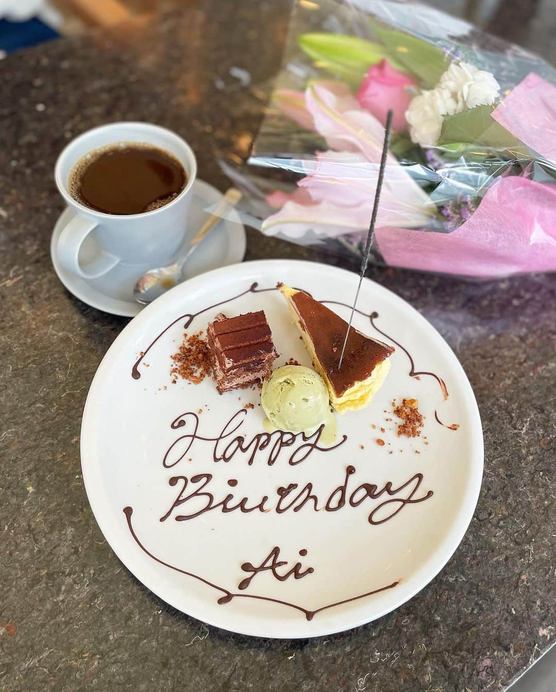 amigo.amigo.5205622さんのインスタグラム写真 - (amigo.amigo.5205622Instagram)「． ★#お誕生日 ★  あいちゃーーーん‼️ #お誕生日おめでとう 🎉🎊  @aiuzura   今年も#いつメン でお祝いできて 嬉しい☺️  @inoyuu07  @l.lily1013  @harunya0129  @ayakonbubu   お店は#東京駅 から近い #TATA でお祝いしたよ🥂  @tata_tokyo   ランチ美味しかった😋  ランチの時間になったら満席になってたから 予約してよかった❤︎ 店員さんも優しかった❤︎  （住所） 東京都千代田区大手町２丁目６−４ TOKYO TORCH Terrace 1F  あいちゃん‼️ 素敵な一年送ってね❤︎ らぶ〜😘  #お誕生日ケーキ #東京ランチ #お誕生日おめでとう🎂  #お誕生日プレート #バースデー #バースデープレート  #バースデーフォト #バースデーケーキ  #バースデーサプライズ  #birthday #birthdaycake  #happybirthday #お祝い #お祝いごはん #お祝いプレート  #お祝いランチ #大手町カフェ  #大手町グルメ #日本橋カフェ  #誕生日プレート #誕生日サプライズ  #誕生日ケーキ #ケーキプレート　 #tokyotorch」6月9日 16時02分 - amigo.amigo.5205622