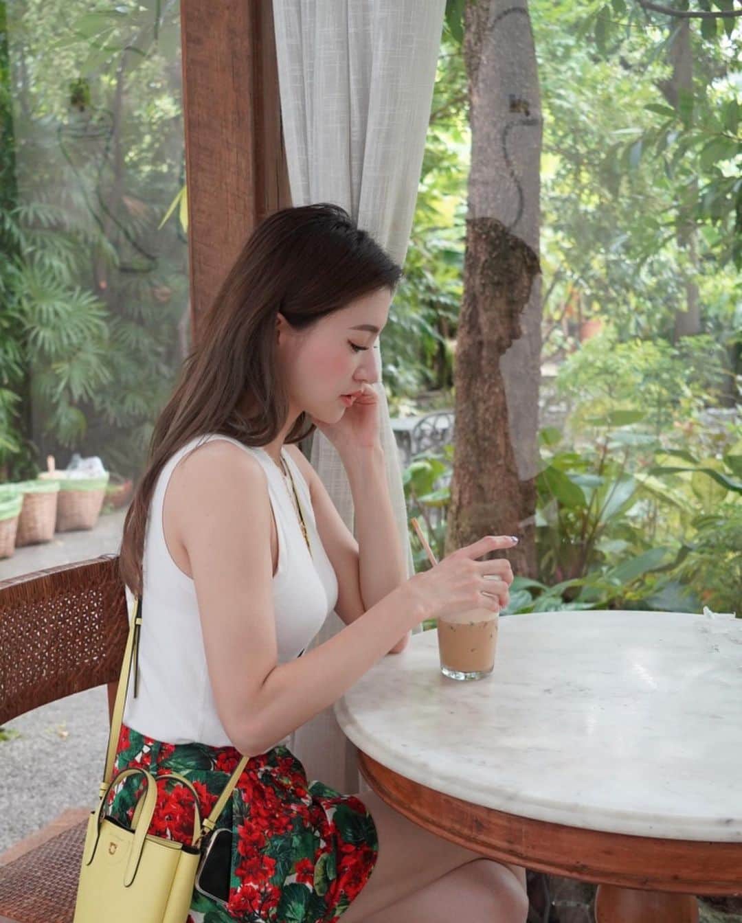 平山美春さんのインスタグラム写真 - (平山美春Instagram)「📍𝐏𝐚𝐭𝐨𝐦 𝐎𝐫𝐠𝐚𝐧𝐢𝐜 𝐋𝐢𝐯𝐢𝐧𝐠  I came to Bangkok for the first time in 5 years. It is a memorandum of a wonderful cafe✌️  5年ぶりのバンコク🇹🇭 いくつかpickupしてたカフェのひとつ @patomorganicliving.th   光が綺麗に入る緑に囲まれた空間が気持ち良い👏 ココナッツミルクのラテがあったり、オリジナルメニューも楽しめるオーガニックカフェ  敷地内を猫が何匹かウロウロしてて可愛かった💕  #バンコク  #bangkok  #patomorganicliving」6月9日 16時03分 - miharuhirayama