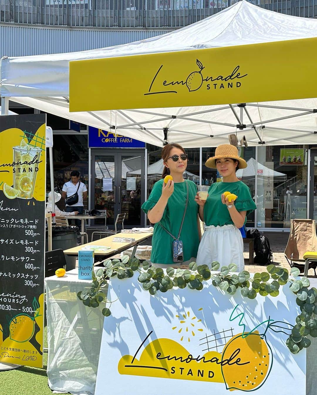 赤松悠実さんのインスタグラム写真 - (赤松悠実Instagram)「🍋Para mi LAND🍋  初回開催で、不透明な部分しかない中で 出店を決めてくださったブースの方々。  まず1番に参加を宣言してくれたのが @yuupipi 愛媛在住ゆきのちゃん。 無添加ミートソースをネット販売していて @mamma_meat  愛媛ではお料理代行なども一人で勢力的に展開しています。 彼女のアツい思いと美味しい料理を一人でも多くの人に 体感してもらいたく、わざわざ遠方から来てくれました。 ライスコロッケ、めっっっちゃ美味しかったよね😂❤️  シアワセオカシrikさん　@rik.oyatsu  ご縁があって、Para mi LANDのコンセプトにも 賛同してくださり、出店が実現。 食べると思わずほろっと顔がほころぶ そんなシアワセオカシを会場でも販売してくださり 多くの方が食べたり買って帰ったりしてくれました！ こんなにも"めい"ってゆう名前がぴったりな方は 後にも先にも見た事ないです❤️❤️❤️  子育てでかなり重宝する焼き芋。 子供も大好き、大人も安心して与えられる。 そんな焼き芋屋さんを同級生が始めたということで 出店をオファー！ @nihei_imo  冷やし焼き芋もバツグンだったー🍠⭐️ ねっとり甘々の焼き芋。。店舗もありますよ！  子育て診断 @mamalabo0810  私が体験してめっちゃ為になったから もっと多くの方に体験してほしい！と 熱烈オファーを快諾くださったママラボさん。 当日もたくさんの方が診断を受けていて 少しでも気持ちが楽になってくれますようにと 勝手に願っておりました😂👏 無料って。信じられへん！笑  そして長野県下伊那郡からりんご農園さん。 遠いところから感謝でございます🥲 りんごやりんごの加工品だけでなく お野菜もお持ちくださり、マルシェ感たっぷり💓 新鮮なものを食べる事で体が喜びます！ いいお天気の中、イベントがゴージャスになったのも りんごの丘農園様のおかげです。 毎朝ピンクレディ食べてるぅー🍎  レモネードスタンド。 素材にこだわりまくったオリジナルレモネード。 パパママも楽しめる！というコンセプトには やはりお酒は無くてはならない！っちゅーことで笑 レモンサワーも販売したらやっぱり 呑兵衛には呑兵衛が集まる！笑 アツい天候も後押ししてたくさん飲んでいただけました🫢 売り子二人はお洋服もお揃いで準備してくれて めちゃくちゃ嬉しかったんだなあ。 持つべきものはチャキチャキ姉と コミュ力の塊の友人だ🤝 こちらの販売利益の一部は日本こども支援協会さまへ 寄付させていただきました。  @paramiland」6月9日 16時04分 - akamatsuyuumi