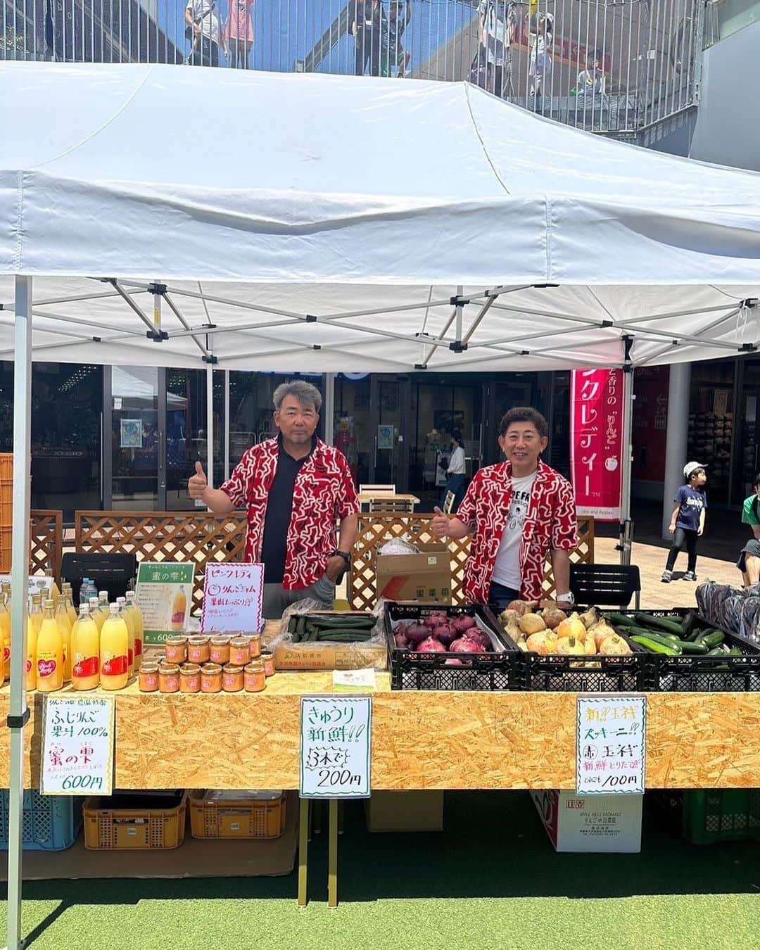 赤松悠実さんのインスタグラム写真 - (赤松悠実Instagram)「🍋Para mi LAND🍋  初回開催で、不透明な部分しかない中で 出店を決めてくださったブースの方々。  まず1番に参加を宣言してくれたのが @yuupipi 愛媛在住ゆきのちゃん。 無添加ミートソースをネット販売していて @mamma_meat  愛媛ではお料理代行なども一人で勢力的に展開しています。 彼女のアツい思いと美味しい料理を一人でも多くの人に 体感してもらいたく、わざわざ遠方から来てくれました。 ライスコロッケ、めっっっちゃ美味しかったよね😂❤️  シアワセオカシrikさん　@rik.oyatsu  ご縁があって、Para mi LANDのコンセプトにも 賛同してくださり、出店が実現。 食べると思わずほろっと顔がほころぶ そんなシアワセオカシを会場でも販売してくださり 多くの方が食べたり買って帰ったりしてくれました！ こんなにも"めい"ってゆう名前がぴったりな方は 後にも先にも見た事ないです❤️❤️❤️  子育てでかなり重宝する焼き芋。 子供も大好き、大人も安心して与えられる。 そんな焼き芋屋さんを同級生が始めたということで 出店をオファー！ @nihei_imo  冷やし焼き芋もバツグンだったー🍠⭐️ ねっとり甘々の焼き芋。。店舗もありますよ！  子育て診断 @mamalabo0810  私が体験してめっちゃ為になったから もっと多くの方に体験してほしい！と 熱烈オファーを快諾くださったママラボさん。 当日もたくさんの方が診断を受けていて 少しでも気持ちが楽になってくれますようにと 勝手に願っておりました😂👏 無料って。信じられへん！笑  そして長野県下伊那郡からりんご農園さん。 遠いところから感謝でございます🥲 りんごやりんごの加工品だけでなく お野菜もお持ちくださり、マルシェ感たっぷり💓 新鮮なものを食べる事で体が喜びます！ いいお天気の中、イベントがゴージャスになったのも りんごの丘農園様のおかげです。 毎朝ピンクレディ食べてるぅー🍎  レモネードスタンド。 素材にこだわりまくったオリジナルレモネード。 パパママも楽しめる！というコンセプトには やはりお酒は無くてはならない！っちゅーことで笑 レモンサワーも販売したらやっぱり 呑兵衛には呑兵衛が集まる！笑 アツい天候も後押ししてたくさん飲んでいただけました🫢 売り子二人はお洋服もお揃いで準備してくれて めちゃくちゃ嬉しかったんだなあ。 持つべきものはチャキチャキ姉と コミュ力の塊の友人だ🤝 こちらの販売利益の一部は日本こども支援協会さまへ 寄付させていただきました。  @paramiland」6月9日 16時04分 - akamatsuyuumi