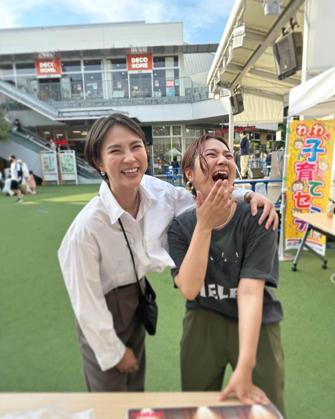 のインスタグラム：「🍋Para mi LAND🍋  初回開催で、不透明な部分しかない中で 出店を決めてくださったブースの方々。  まず1番に参加を宣言してくれたのが @yuupipi 愛媛在住ゆきのちゃん。 無添加ミートソースをネット販売していて @mamma_meat  愛媛ではお料理代行なども一人で勢力的に展開しています。 彼女のアツい思いと美味しい料理を一人でも多くの人に 体感してもらいたく、わざわざ遠方から来てくれました。 ライスコロッケ、めっっっちゃ美味しかったよね😂❤️  シアワセオカシrikさん　@rik.oyatsu  ご縁があって、Para mi LANDのコンセプトにも 賛同してくださり、出店が実現。 食べると思わずほろっと顔がほころぶ そんなシアワセオカシを会場でも販売してくださり 多くの方が食べたり買って帰ったりしてくれました！ こんなにも"めい"ってゆう名前がぴったりな方は 後にも先にも見た事ないです❤️❤️❤️  子育てでかなり重宝する焼き芋。 子供も大好き、大人も安心して与えられる。 そんな焼き芋屋さんを同級生が始めたということで 出店をオファー！ @nihei_imo  冷やし焼き芋もバツグンだったー🍠⭐️ ねっとり甘々の焼き芋。。店舗もありますよ！  子育て診断 @mamalabo0810  私が体験してめっちゃ為になったから もっと多くの方に体験してほしい！と 熱烈オファーを快諾くださったママラボさん。 当日もたくさんの方が診断を受けていて 少しでも気持ちが楽になってくれますようにと 勝手に願っておりました😂👏 無料って。信じられへん！笑  そして長野県下伊那郡からりんご農園さん。 遠いところから感謝でございます🥲 りんごやりんごの加工品だけでなく お野菜もお持ちくださり、マルシェ感たっぷり💓 新鮮なものを食べる事で体が喜びます！ いいお天気の中、イベントがゴージャスになったのも りんごの丘農園様のおかげです。 毎朝ピンクレディ食べてるぅー🍎  レモネードスタンド。 素材にこだわりまくったオリジナルレモネード。 パパママも楽しめる！というコンセプトには やはりお酒は無くてはならない！っちゅーことで笑 レモンサワーも販売したらやっぱり 呑兵衛には呑兵衛が集まる！笑 アツい天候も後押ししてたくさん飲んでいただけました🫢 売り子二人はお洋服もお揃いで準備してくれて めちゃくちゃ嬉しかったんだなあ。 持つべきものはチャキチャキ姉と コミュ力の塊の友人だ🤝 こちらの販売利益の一部は日本こども支援協会さまへ 寄付させていただきました。  @paramiland」