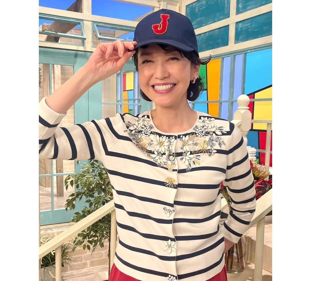 賀来千香子さんのインスタグラム写真 - (賀来千香子Instagram)「こんにちは✨ 本日、6月9日(金) 夜8時から放送の、 『あしたも晴れ！人生レシピ』(NHK Eテレ)  テーマは、 「人生後半！ポジティブに生きるヒント」 です。  今回は、人生後半をポジティブに楽しく生きていくヒントを探ります。  落語家の林家たい平さんは自分を楽しむ達人。 趣味やイベントを楽しむために必要なアイテムを自作、工夫を凝らして楽しんでいらっしゃいます。  暮らしのライター･一田憲子さんは、生活を夜型から朝型に転換し、新たなライフスタイルを確立！ 一田さんに、〝人生を楽しみながら下る〟秘訣をお聞きしました。  サウナに巡り合って、暮らしのバランスを取り戻した歯科医師の愉快なポジティブライフも紹介します。  ゲストに林家たい平さん、暮らしのライター・一田憲子さんをお迎えしました。  このキャップ🧢 そう‼️みんなで熱くなったあの有名なキャップ⚾️⁉️ でも、ちょっと違うんですけど、それは見てのお楽しみ😉 可愛くて、いただいちゃいました〜💓  人生の楽しみ方は、皆さん、人それぞれですね😊 年齢を重ねたせいか、最近本当に、〝人生は、楽しんだもの勝ち💓〟だと思うんです✨  些細な事のように思えて、実はそれがとても尊くて、豊かだと感じる瞬間ってありませんか✨  そんな小さいけれど、大きな幸せにも感謝しながら、番組を進めさせていただきました✨ どうぞ〝楽しみ上手😊〟な方達をぜひ！御覧下さいね🌟  梅雨入りしたところも多く、台風も又、心配です。 来週後半は熱中症の心配もあるようです💦  皆様、どうぞお身体くれぐれも御自愛下さいね🍀  #あしたも晴れ！人生レシピ #nhk #eテレ #ポジティブ #人生 #生きる #林家たい平さん #一田憲子さん #堀内賢雄さん #小澤康喬アナウンサー #賀来千香子 #chikakokaku」6月9日 16時05分 - chikako_kaku_official