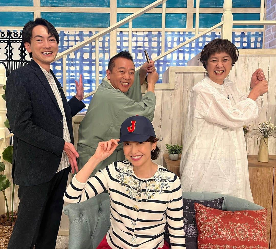 賀来千香子のインスタグラム：「こんにちは✨ 本日、6月9日(金) 夜8時から放送の、 『あしたも晴れ！人生レシピ』(NHK Eテレ)  テーマは、 「人生後半！ポジティブに生きるヒント」 です。  今回は、人生後半をポジティブに楽しく生きていくヒントを探ります。  落語家の林家たい平さんは自分を楽しむ達人。 趣味やイベントを楽しむために必要なアイテムを自作、工夫を凝らして楽しんでいらっしゃいます。  暮らしのライター･一田憲子さんは、生活を夜型から朝型に転換し、新たなライフスタイルを確立！ 一田さんに、〝人生を楽しみながら下る〟秘訣をお聞きしました。  サウナに巡り合って、暮らしのバランスを取り戻した歯科医師の愉快なポジティブライフも紹介します。  ゲストに林家たい平さん、暮らしのライター・一田憲子さんをお迎えしました。  このキャップ🧢 そう‼️みんなで熱くなったあの有名なキャップ⚾️⁉️ でも、ちょっと違うんですけど、それは見てのお楽しみ😉 可愛くて、いただいちゃいました〜💓  人生の楽しみ方は、皆さん、人それぞれですね😊 年齢を重ねたせいか、最近本当に、〝人生は、楽しんだもの勝ち💓〟だと思うんです✨  些細な事のように思えて、実はそれがとても尊くて、豊かだと感じる瞬間ってありませんか✨  そんな小さいけれど、大きな幸せにも感謝しながら、番組を進めさせていただきました✨ どうぞ〝楽しみ上手😊〟な方達をぜひ！御覧下さいね🌟  梅雨入りしたところも多く、台風も又、心配です。 来週後半は熱中症の心配もあるようです💦  皆様、どうぞお身体くれぐれも御自愛下さいね🍀  #あしたも晴れ！人生レシピ #nhk #eテレ #ポジティブ #人生 #生きる #林家たい平さん #一田憲子さん #堀内賢雄さん #小澤康喬アナウンサー #賀来千香子 #chikakokaku」