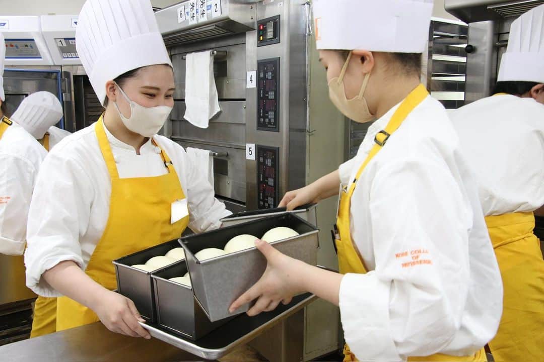 神戸製菓専門学校（公式）さんのインスタグラム写真 - (神戸製菓専門学校（公式）Instagram)「🥖製パン本科(昼1年制)🥖  修得するパンのレシピは1年間で160種類以上‼️‼️  最短でプロのブーランジェを目指せる珍しい学科です✨😮  入学して約2ヶ月。 製パン本科はパン実習が中心だから、 大好きなパンをとことん学べます😄  食パン、あんぱん、メロンパン、ハムロール、 チョココロネ、カレーパン、クリームパン、 明太フランス、ベーグル…などなど、 皆さんの馴染みのあるパンも既にたくさん作ってきました✨😆  パンが大好きな人、 パンを通じて食卓に笑顔を届けたい人、 ぜひ本校の製パン本科で一緒に勉強しましょう✨🍞  まずはぜひオープンキャンパスへ👍  #パン　#製パン本科　#製パン　#パン屋　#パン職人　#ブーランジェ　#製パン専門学校　#ぱんすたぐらむ #パン作り　#パン屋さん #パン作り初心者 #神戸　#三ノ宮　#神戸製菓専門学校　#神戸製菓　#pattistagram2023」6月9日 16時07分 - kobeseika_info