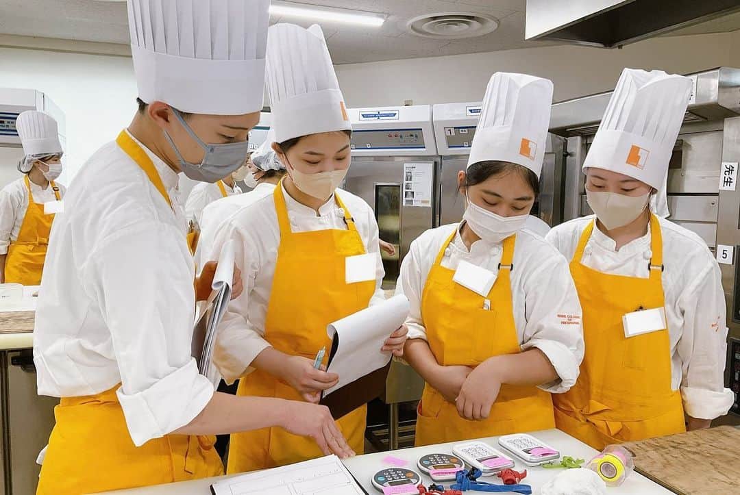 神戸製菓専門学校（公式）さんのインスタグラム写真 - (神戸製菓専門学校（公式）Instagram)「🥖製パン本科(昼1年制)🥖  修得するパンのレシピは1年間で160種類以上‼️‼️  最短でプロのブーランジェを目指せる珍しい学科です✨😮  入学して約2ヶ月。 製パン本科はパン実習が中心だから、 大好きなパンをとことん学べます😄  食パン、あんぱん、メロンパン、ハムロール、 チョココロネ、カレーパン、クリームパン、 明太フランス、ベーグル…などなど、 皆さんの馴染みのあるパンも既にたくさん作ってきました✨😆  パンが大好きな人、 パンを通じて食卓に笑顔を届けたい人、 ぜひ本校の製パン本科で一緒に勉強しましょう✨🍞  まずはぜひオープンキャンパスへ👍  #パン　#製パン本科　#製パン　#パン屋　#パン職人　#ブーランジェ　#製パン専門学校　#ぱんすたぐらむ #パン作り　#パン屋さん #パン作り初心者 #神戸　#三ノ宮　#神戸製菓専門学校　#神戸製菓　#pattistagram2023」6月9日 16時07分 - kobeseika_info