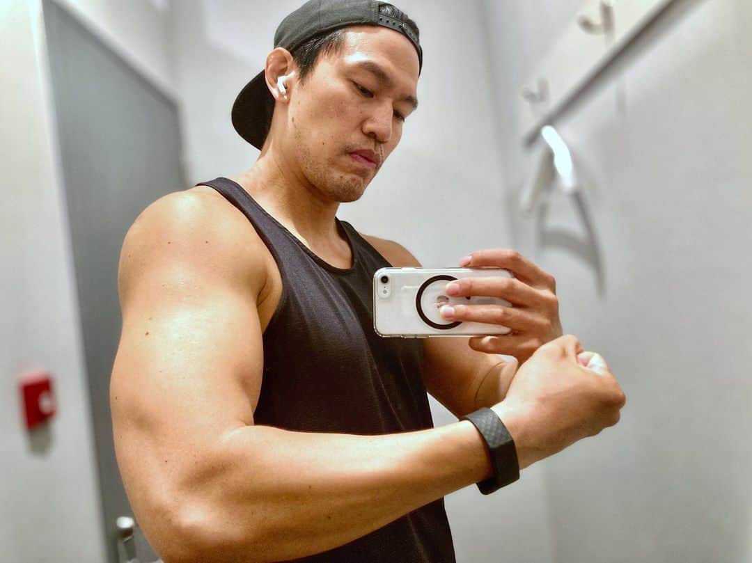 小柳心のインスタグラム：「グルとの時間はとても豊かな時間で、毎度殻を外から打ち破ってくれる。  しかし脚の日はほんとに顔が死ぬ。  #小柳心 #コヤナギシン #俳優 #脚本家 #workout #bodymake #training」