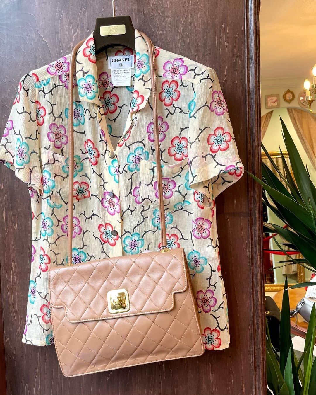 vintage Qooさんのインスタグラム写真 - (vintage QooInstagram)「Love with iconic #camellia ❤️  Discover the #ChanelVintage camellia items at @vintageqoo   ▼Customer service English/Chinese/Korean/Japanese *Please feel free to contact us! *商品が見つからない場合にはDMにてお問い合わせください   ▼International shipping via our online store. Link in bio.  #tokyovintageshop #오모테산도 #omotesando #aoyama #表参道 #명품빈티지 #빈티지패션 #도쿄빈티지샵  #ヴィンテージファッション #ヴィンテージショップ #カメリア  #chanelvintage #chanel #vintagechanel #chanelclassic #chanellover #빈티지샤넬 #샤넬  #シャネル #샤넬클래식」6月9日 16時13分 - vintageqoo