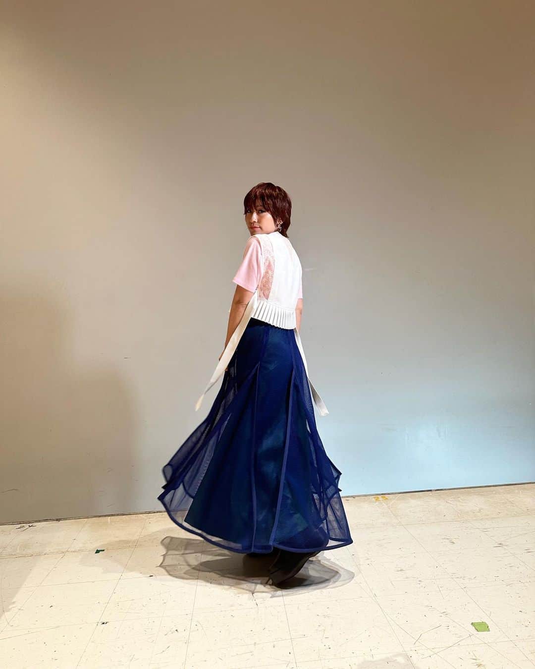 IMALUのインスタグラム：「今夜8:57〜「 #金スマ 」出演しております。ゲストは料理研究家リュウジさん✨超簡単&美味しいレシピが沢山知れました...🫠  👗 @kogisonofuku  💄 @hairmakeup_mayu」