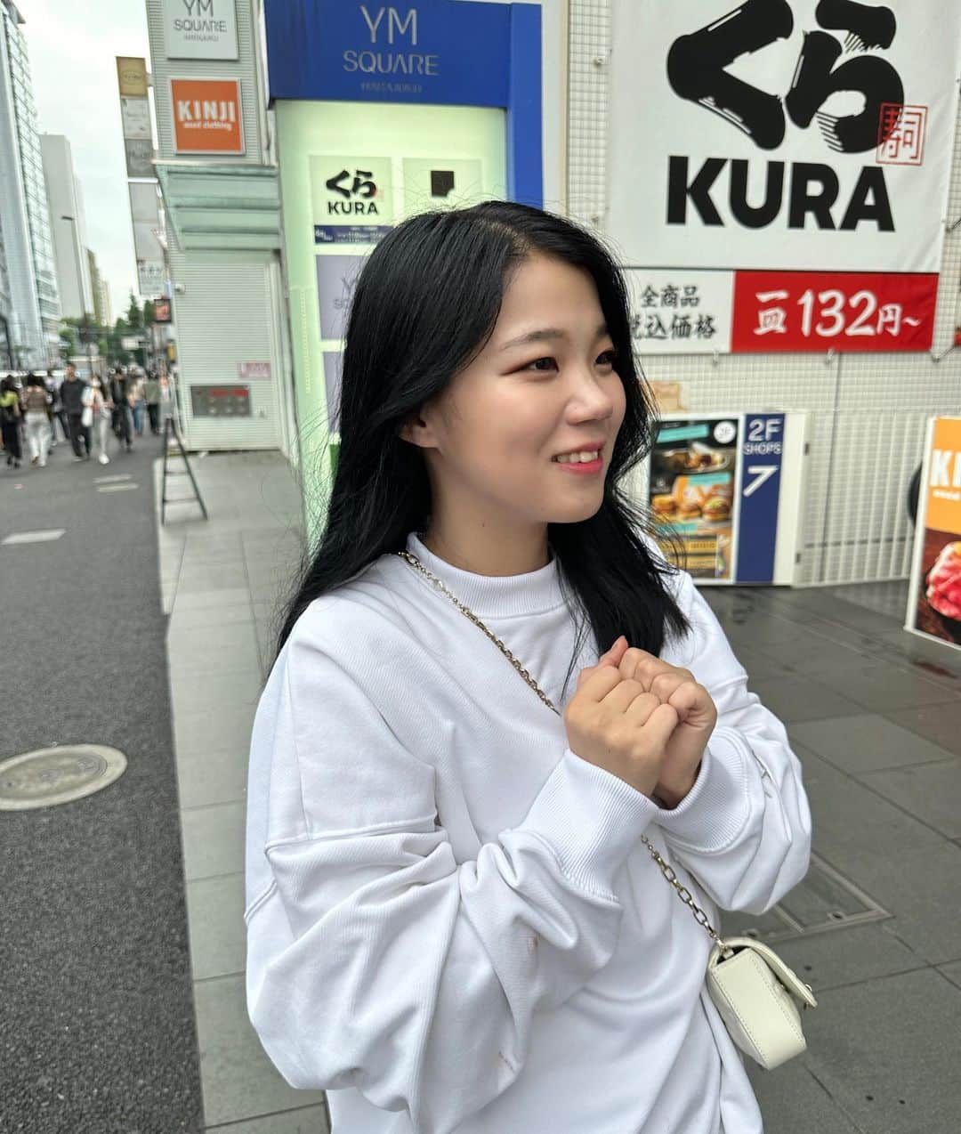 和田静里奈のインスタグラム：「髪の毛黒くしました！  クレープ待ってる時の写真です笑」