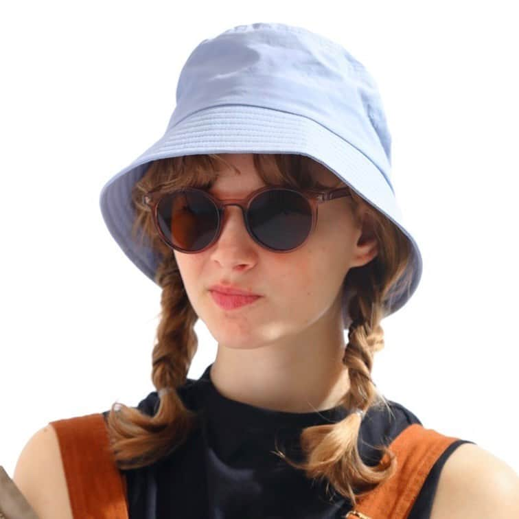 CLUÉLmagazineさんのインスタグラム写真 - (CLUÉLmagazineInstagram)「. Bucket Hat and Sunglasses バケットハットに合わせたい、夏のサングラス🕶️☀️ . コーディネートが物足りないとき、ボーイッシュな着こなしが気分の日、日差しが強い夏…どんなときにも活躍してくれるバケットハットは、ワードローブのひとつとして持っておくと便利。 夏はサングラスとの組み合わせで、よりキャッチーに。なかでも欲しいのは、クリアフレームとカラーレンズ。あなたはどっち派？ . 01 ハット　#sandinista サングラス　#thebedfordhotel . 02 ハット　#undecorated サングラス　#beamsboy . 03 ハット　#kijimatakayuki サングラス　#thebedfordhotel . 04 ハット　#progressrunningclub サングラス　#ayame #cinoh . from vol.90 ・・・・・・・・・・・・・・・・・・・・・・・・・・・  #cluel #クルーエル #cluelmagazine #クルーエル女子 #fashion #ootd #ファッション好き #ファッション雑誌 #おしゃれ #グッドガール #夏コーデ #サングラス #バケットハット #夏小物 #帽子コーデ #ヘアスタイル #ヘアアレンジ #ボーイッシュ女子 #シンプルが好き  こちらのアカウントもフォローしてね！ @cluel_homme @navys_magazine」6月9日 17時00分 - cluelmagazine