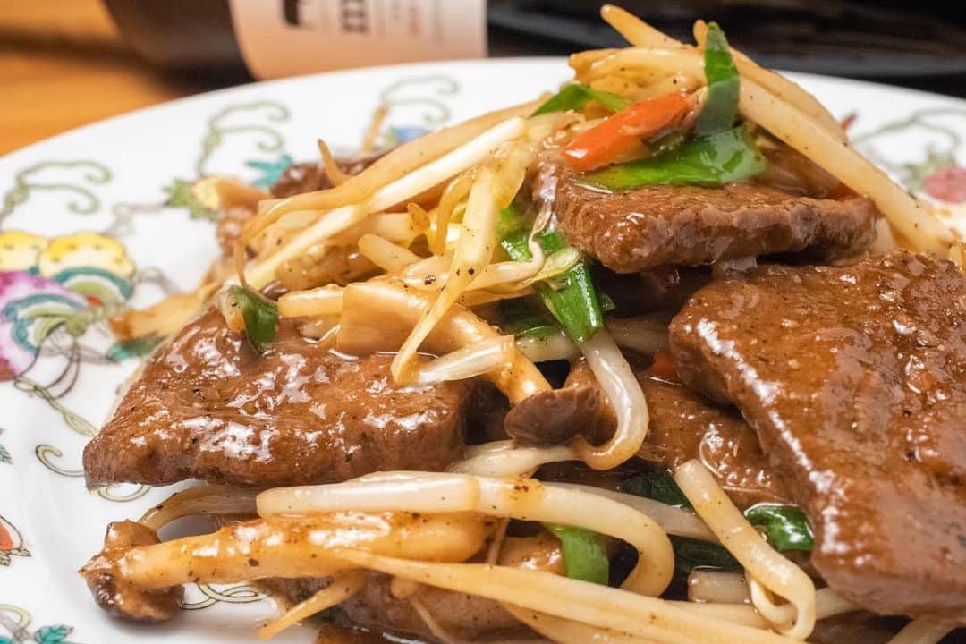 のインスタグラム：「牛レバーの黒胡椒炒め ✨  上質な厚切り牛レバーを黒胡椒たっぷり醤油味で炒めました。お酒ともご飯ともよく合います。  ※テイクアウト、デリバリーもできます。  ＝＝＝＝＝＝＝＝＝＝＝＝＝＝＝＝ 【ミシュラン店出身シェフの素材重視のココロオドル中華】  メゾンチャイナウメモト🍽 大阪市福島区福島4-2-65 ☎️06-6131-9974  JR東西線『新福島駅』徒歩3分 JR環状線『福島駅』　徒歩8分  プロフィールの「料理を注文」よりご予約可能です！ @chinese_umemoto ＝＝＝＝＝＝＝＝＝＝＝＝＝＝＝＝ #メゾンチャイナウメモト #福島グルメ #大阪グルメ #関西グルメ #大阪中華 #福島中華 #福島区グルメ #福島区 #大阪福島 #新福島 #中華料理 #四川料理 #広東料理 #中華好きな人と繋がりたい #食べるの大好きな人と繋がりたい #instafood #foodstagram #food #foodie #FoodPhotography #FoodPorn #followme #Eeeeeats #フォローミー #グルメスタグラム #食べスタグラム #牛レバー #黒胡椒炒め」